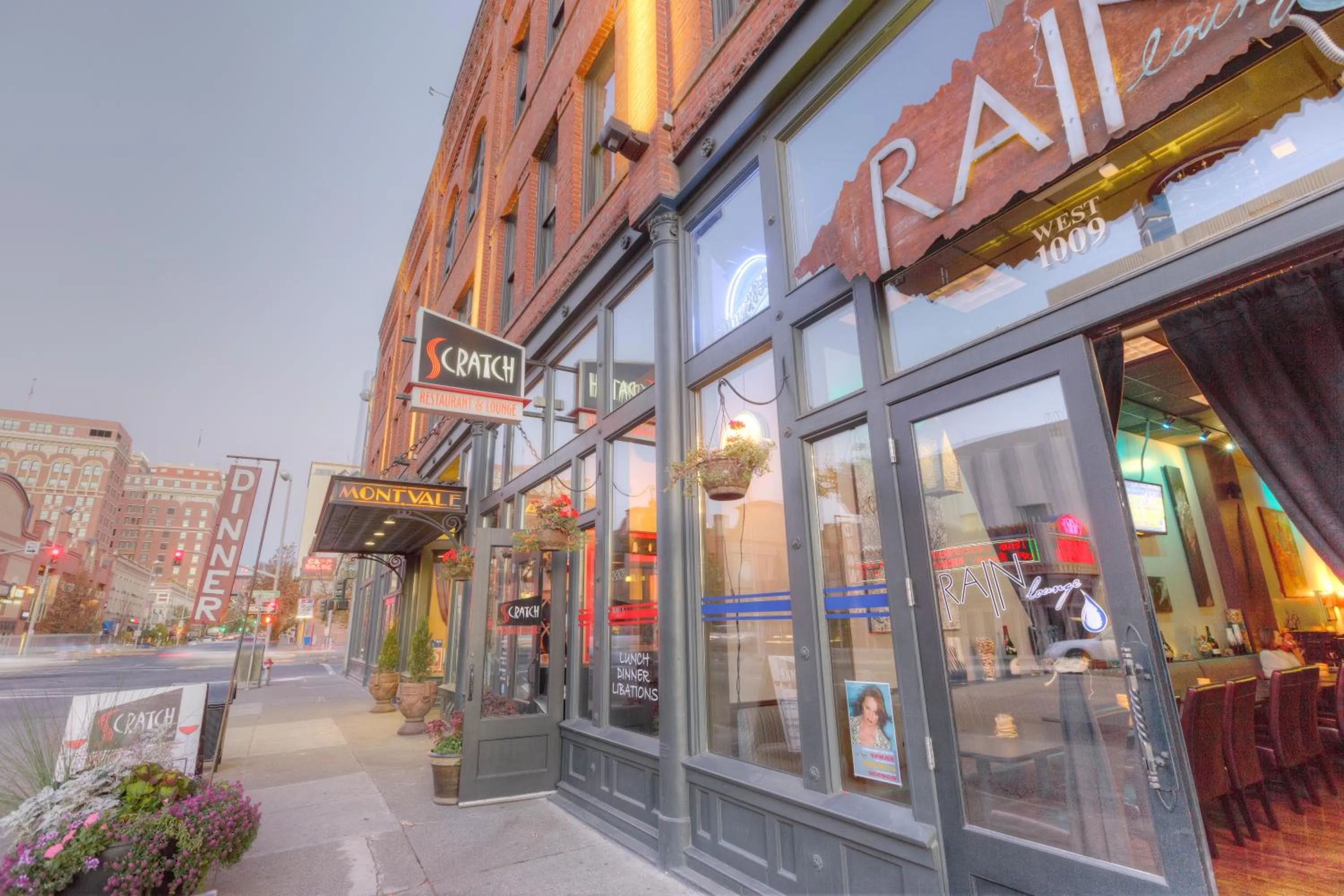 Restaurant/places to eat in Montvale Hotel