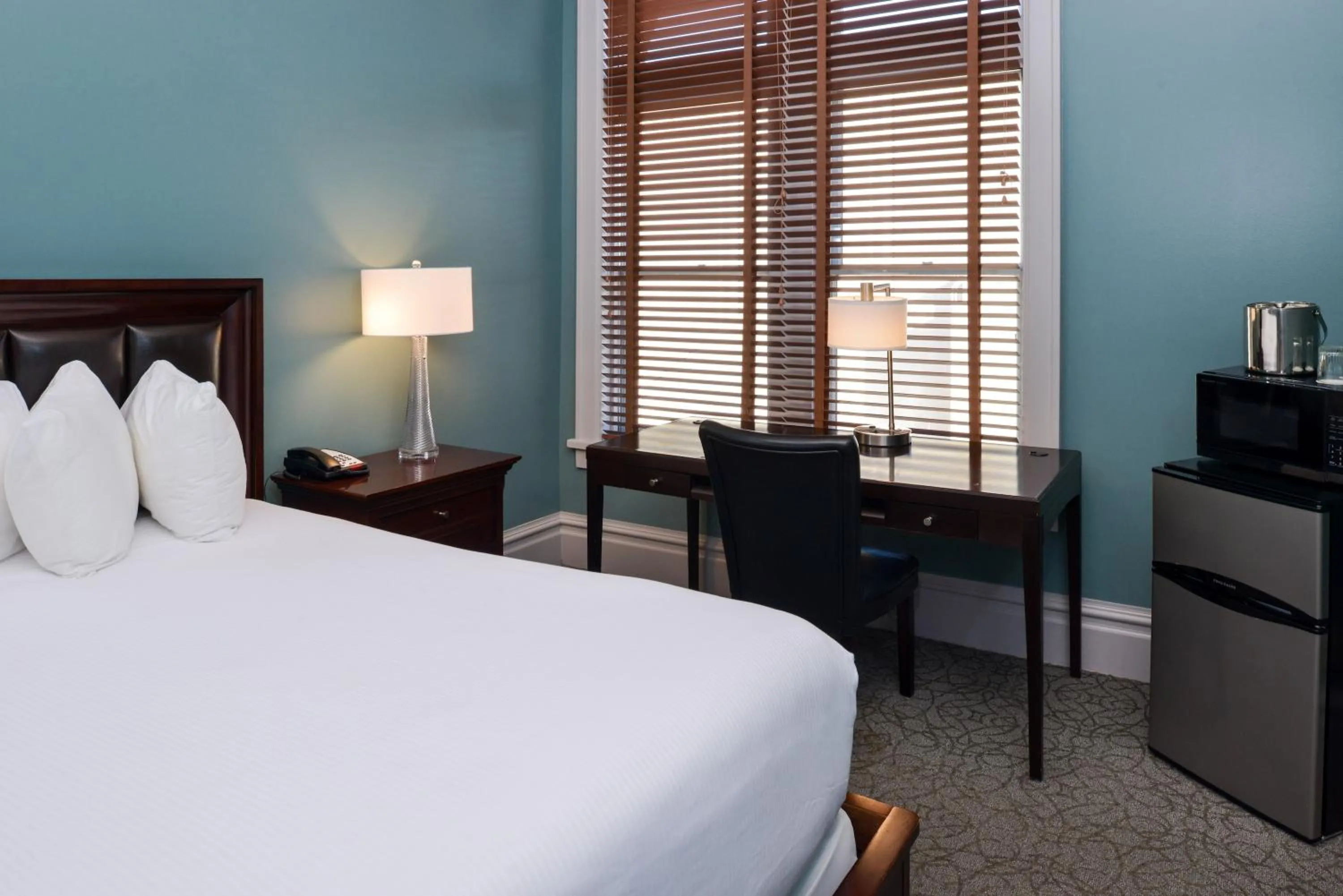 Bedroom, Bed in Montvale Hotel