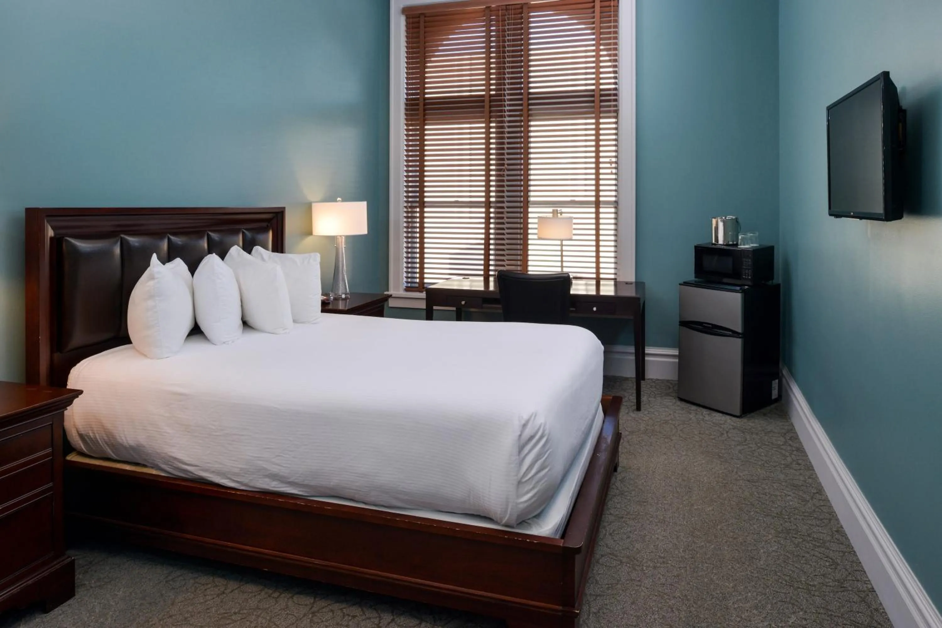 Bedroom, Bed in Montvale Hotel