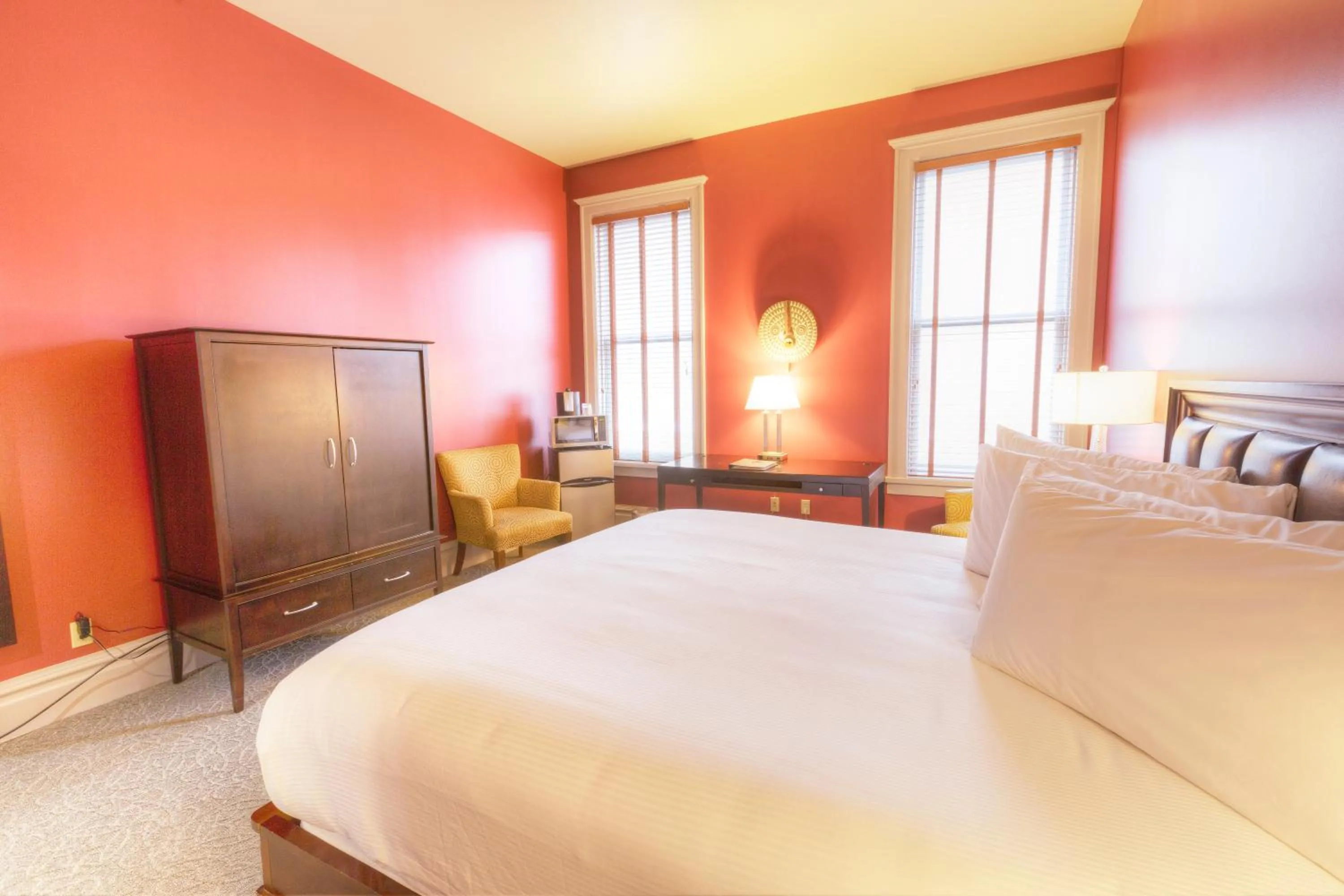 Bedroom, Bed in Montvale Hotel