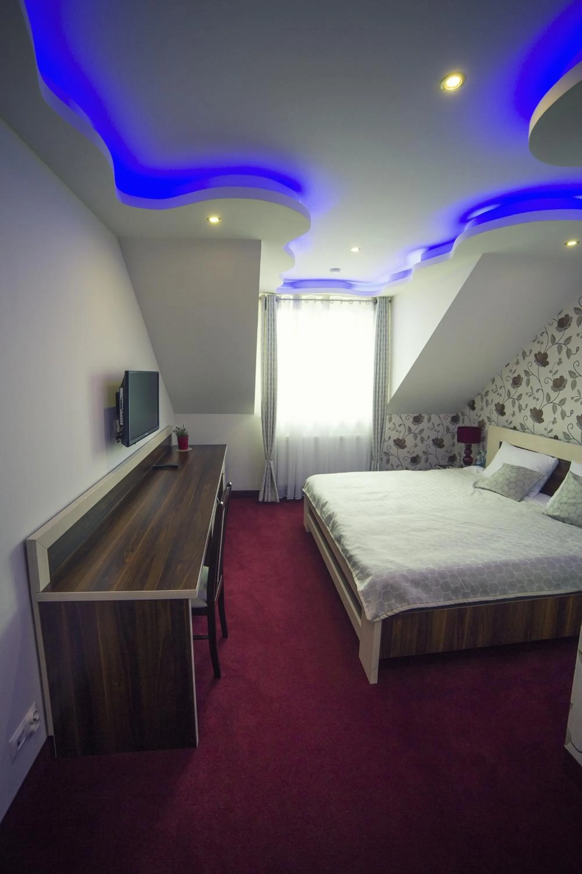 Photo of the whole room, Bed in Prymus