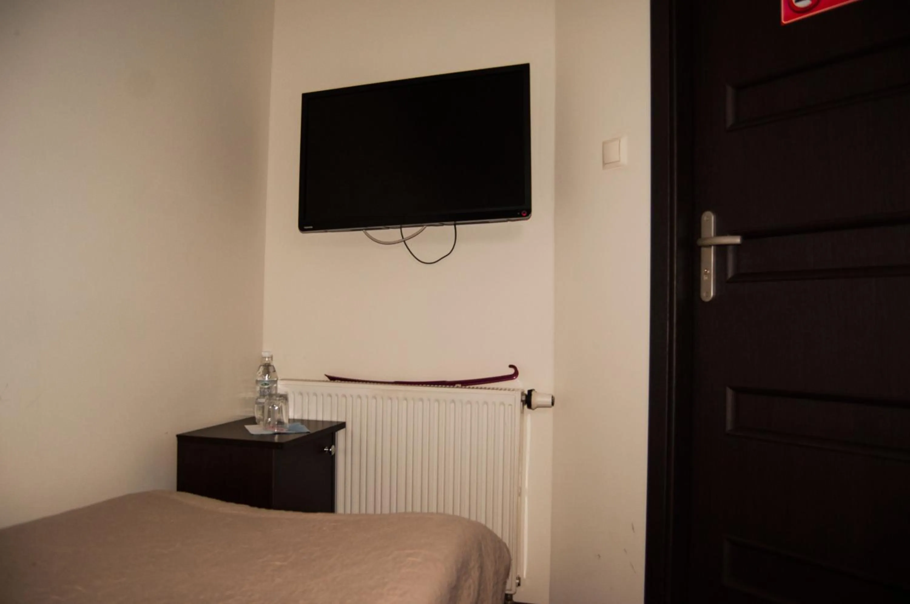 Photo of the whole room, Bed in Prymus