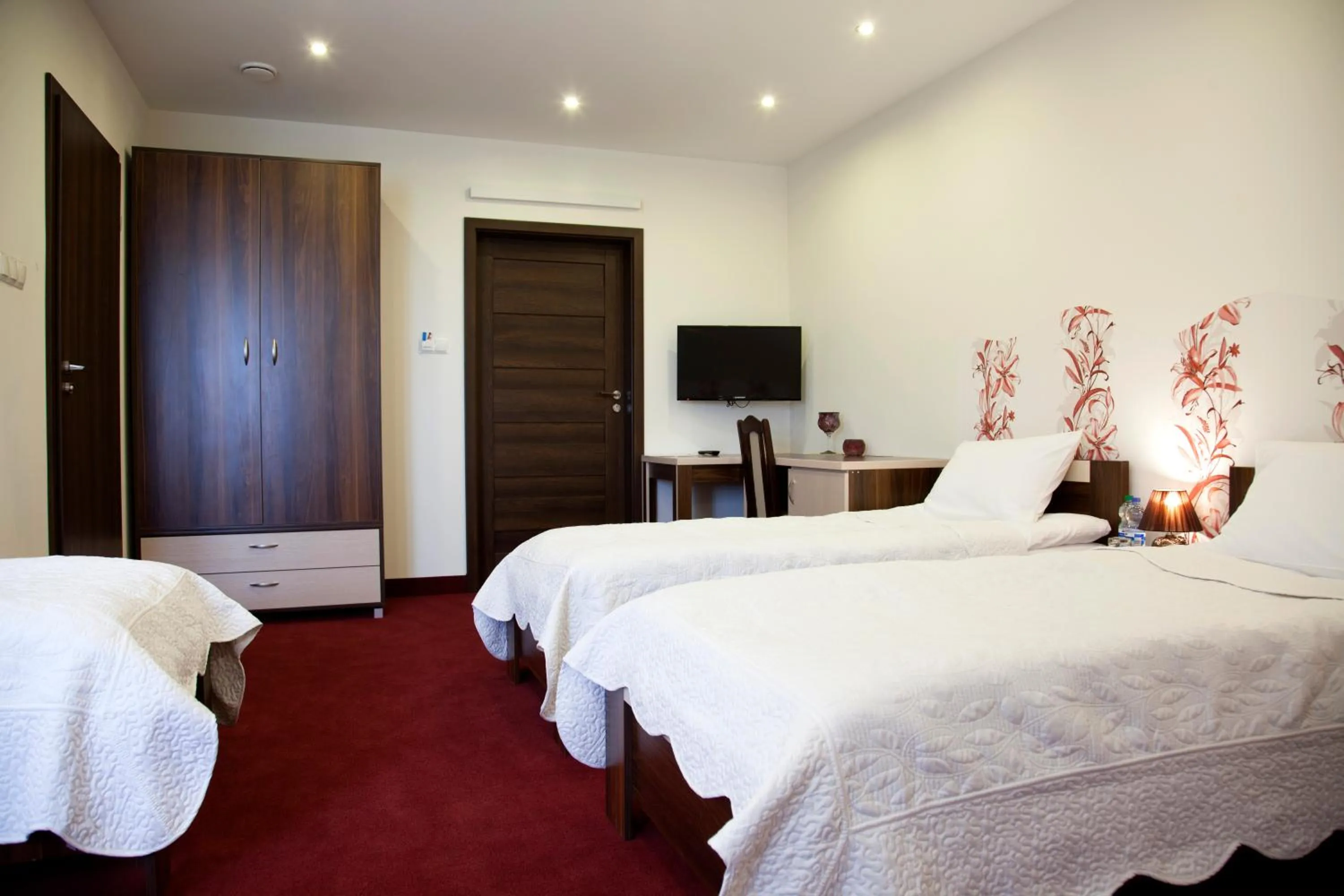 Photo of the whole room, Bed in Prymus