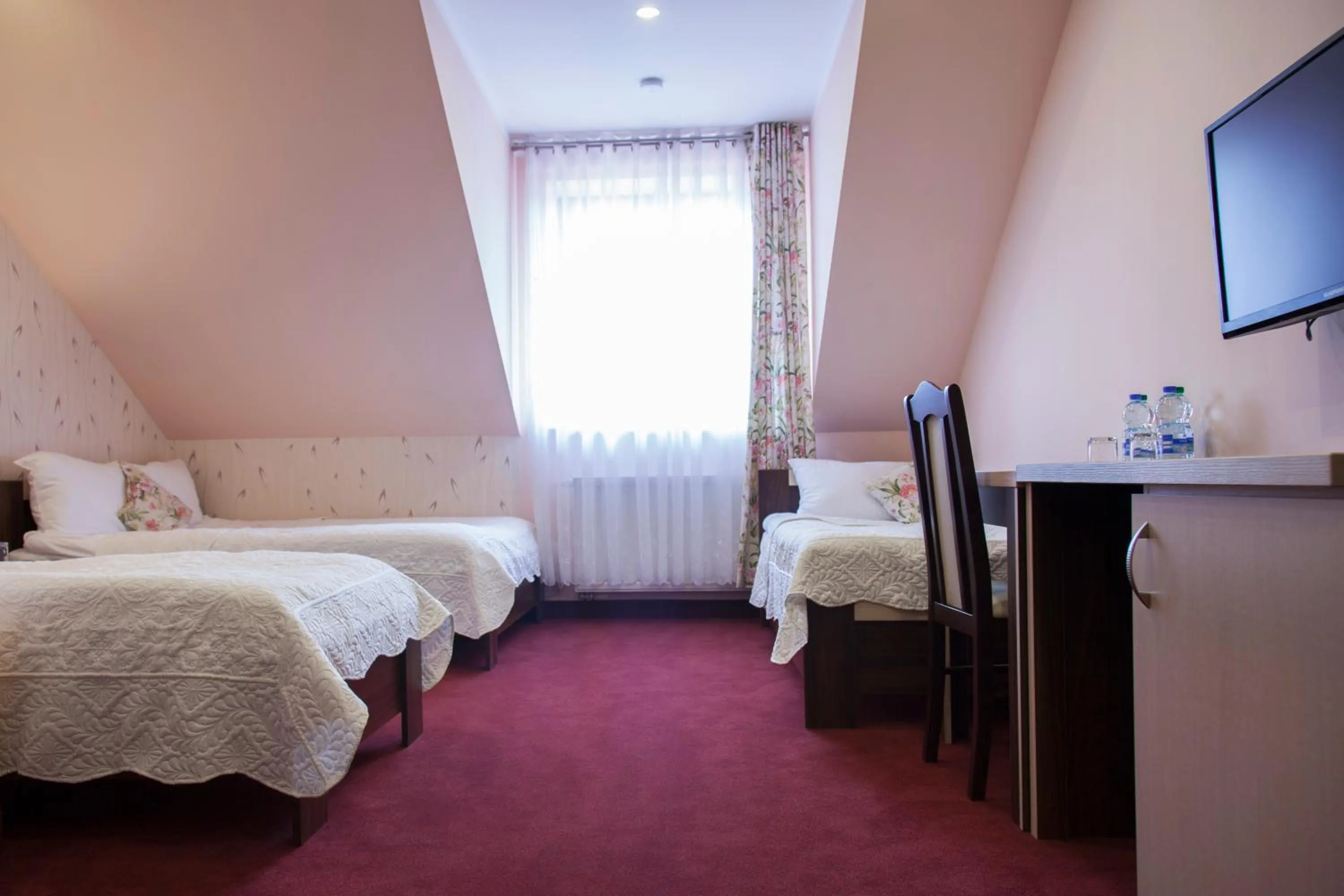 Photo of the whole room, Bed in Prymus