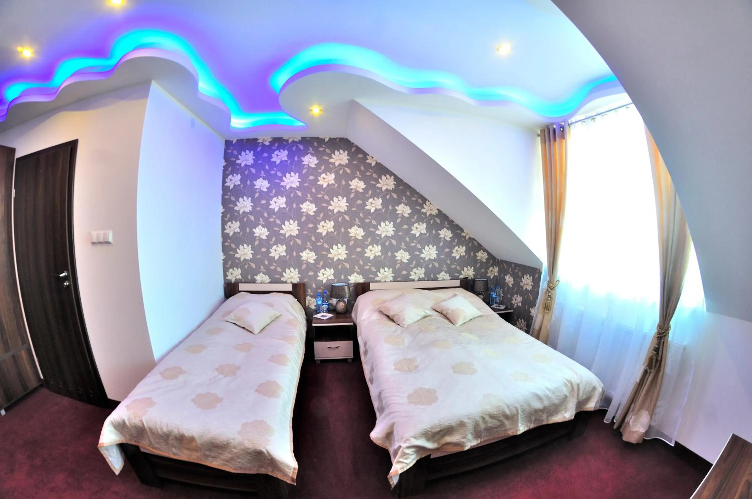 Photo of the whole room, Bed in Prymus