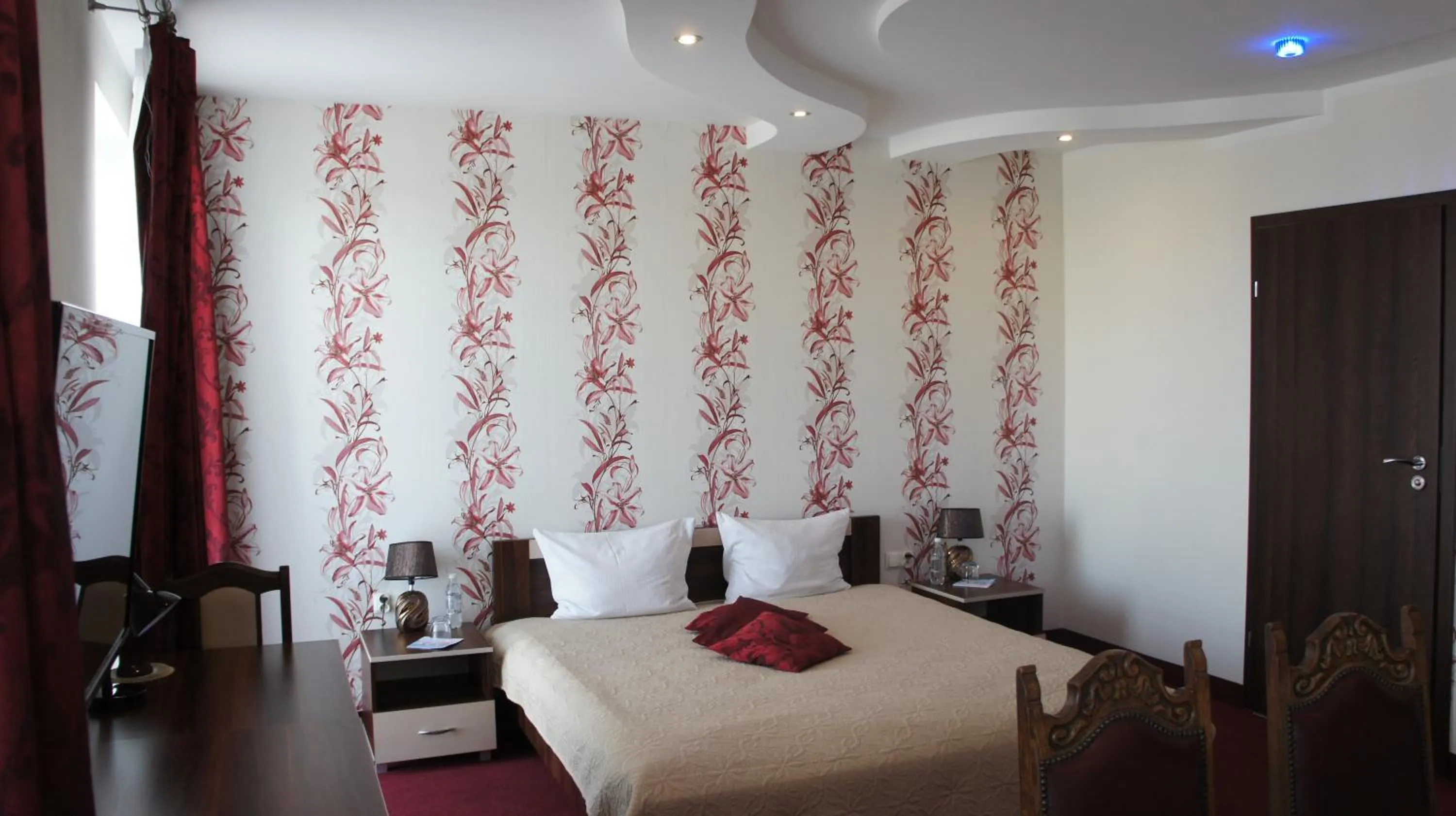 Photo of the whole room, Bed in Prymus