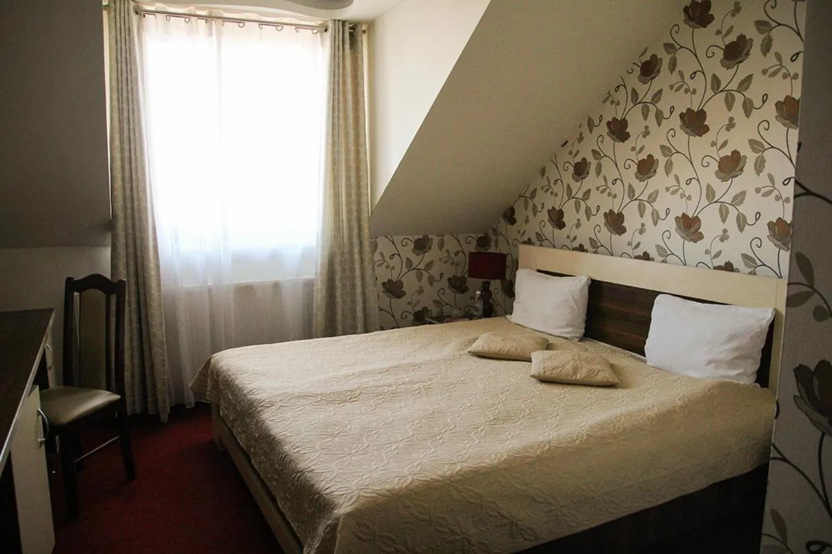 Photo of the whole room, Bed in Prymus