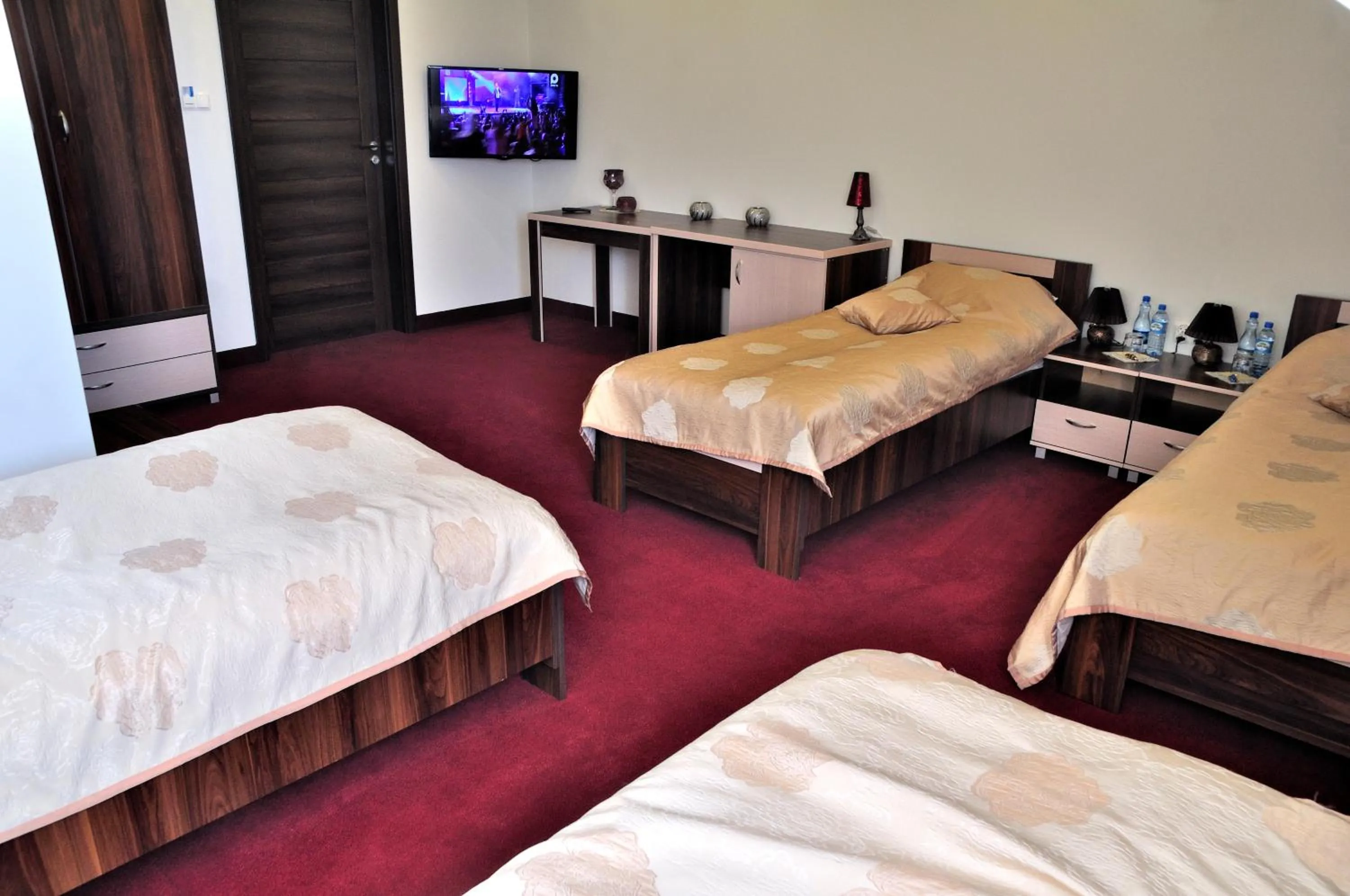 Photo of the whole room, Bed in Prymus