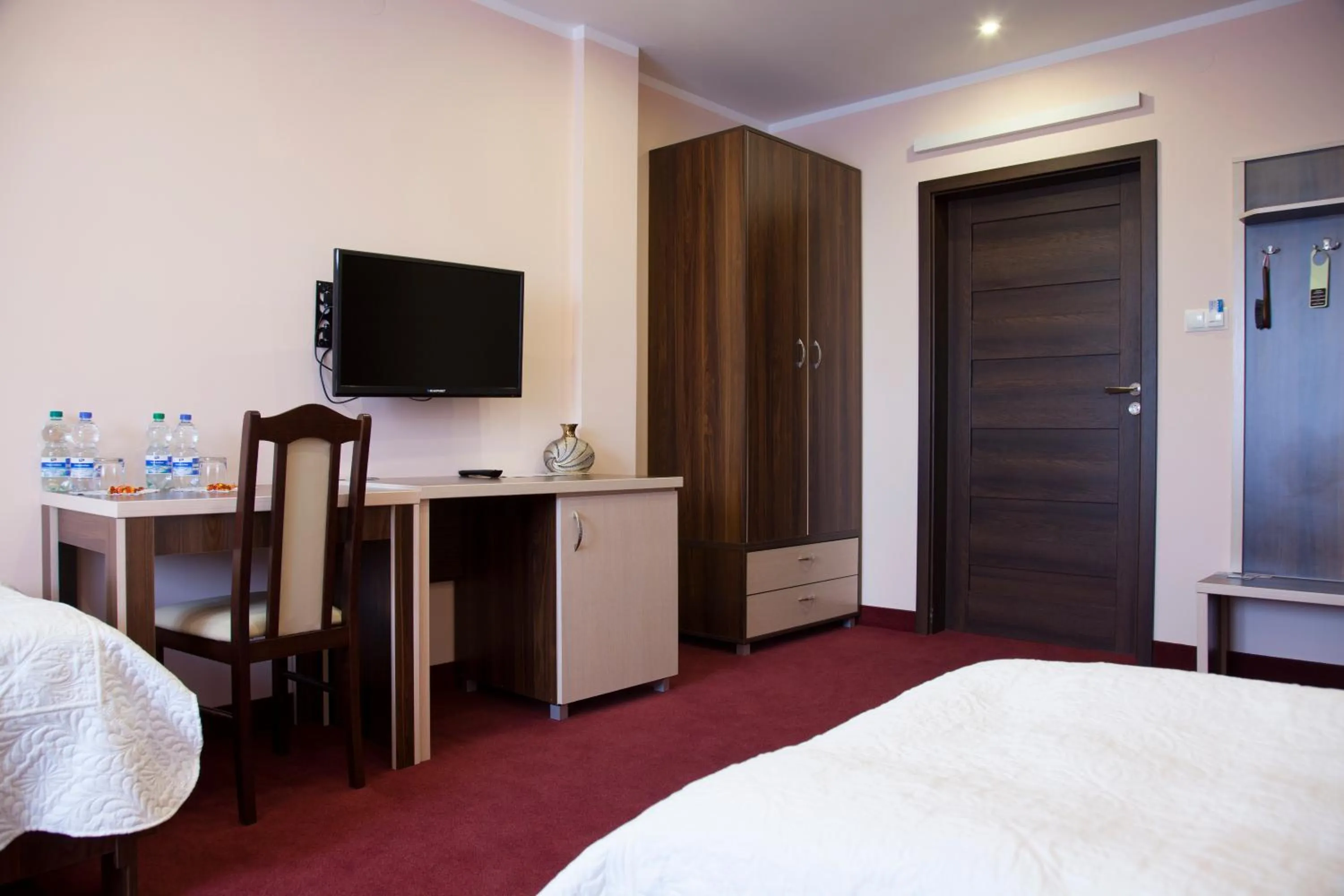 Photo of the whole room, Bed in Prymus