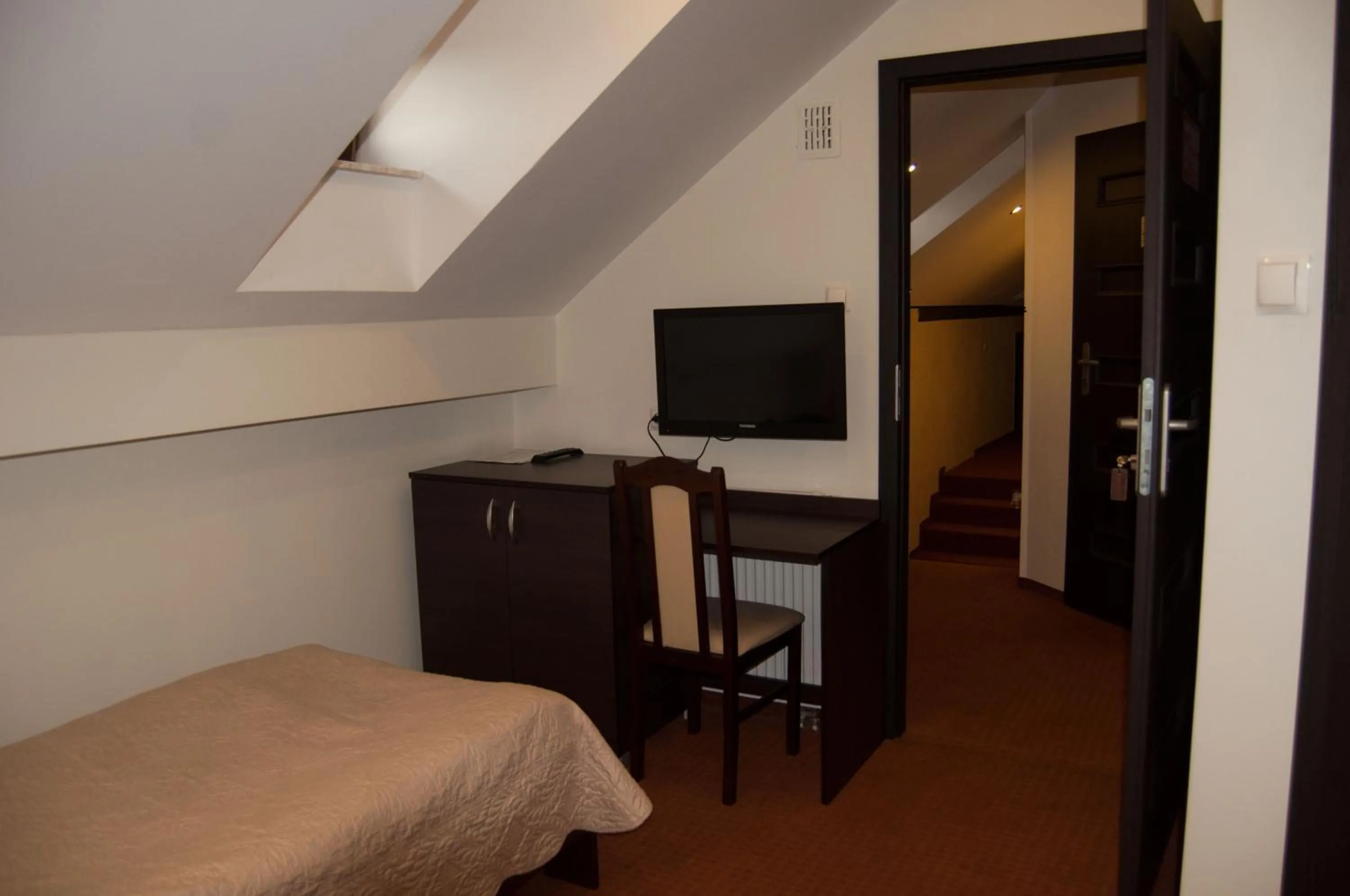 Photo of the whole room, Bed in Prymus