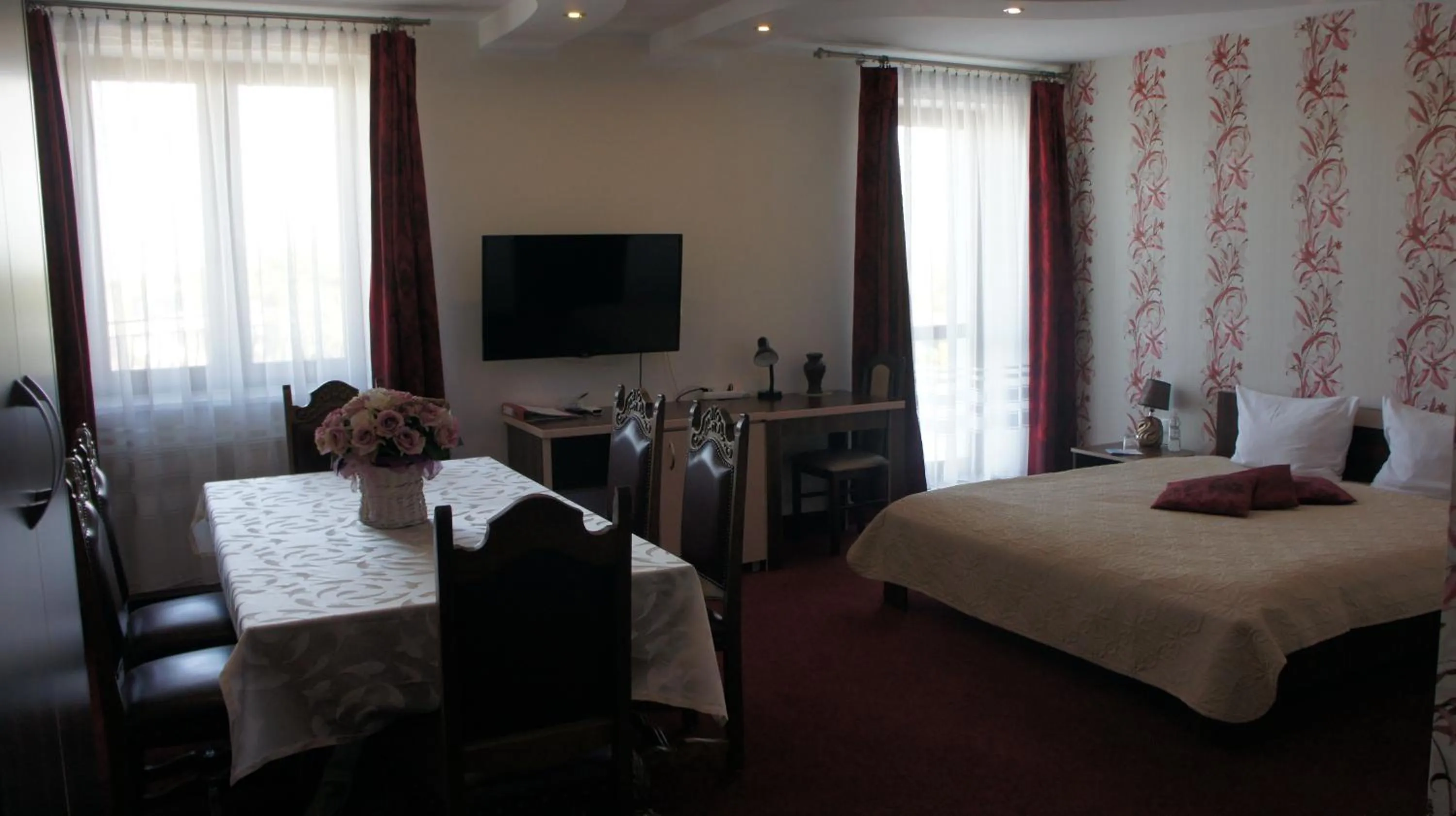 Photo of the whole room, Bed in Prymus