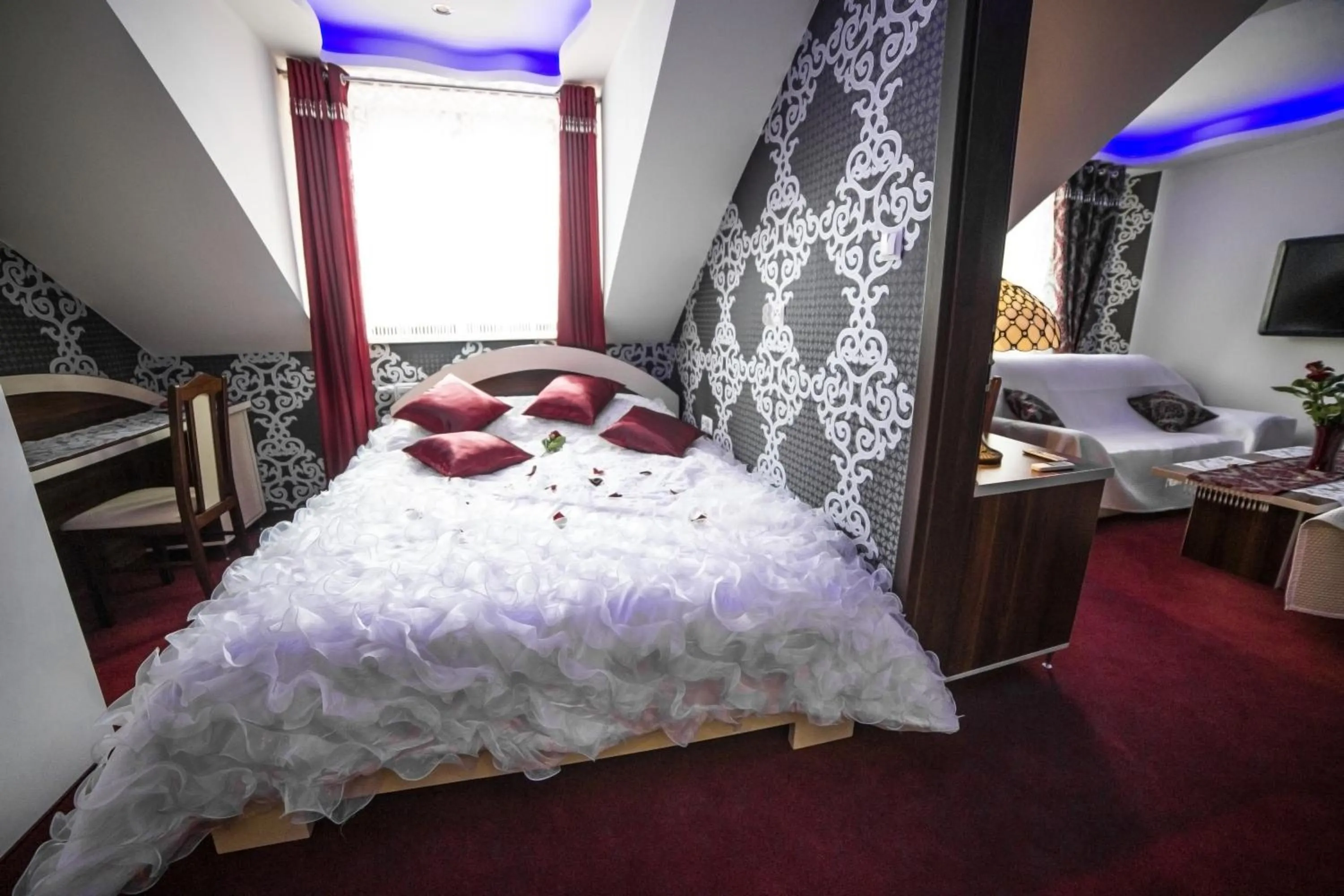 Photo of the whole room, Bed in Prymus