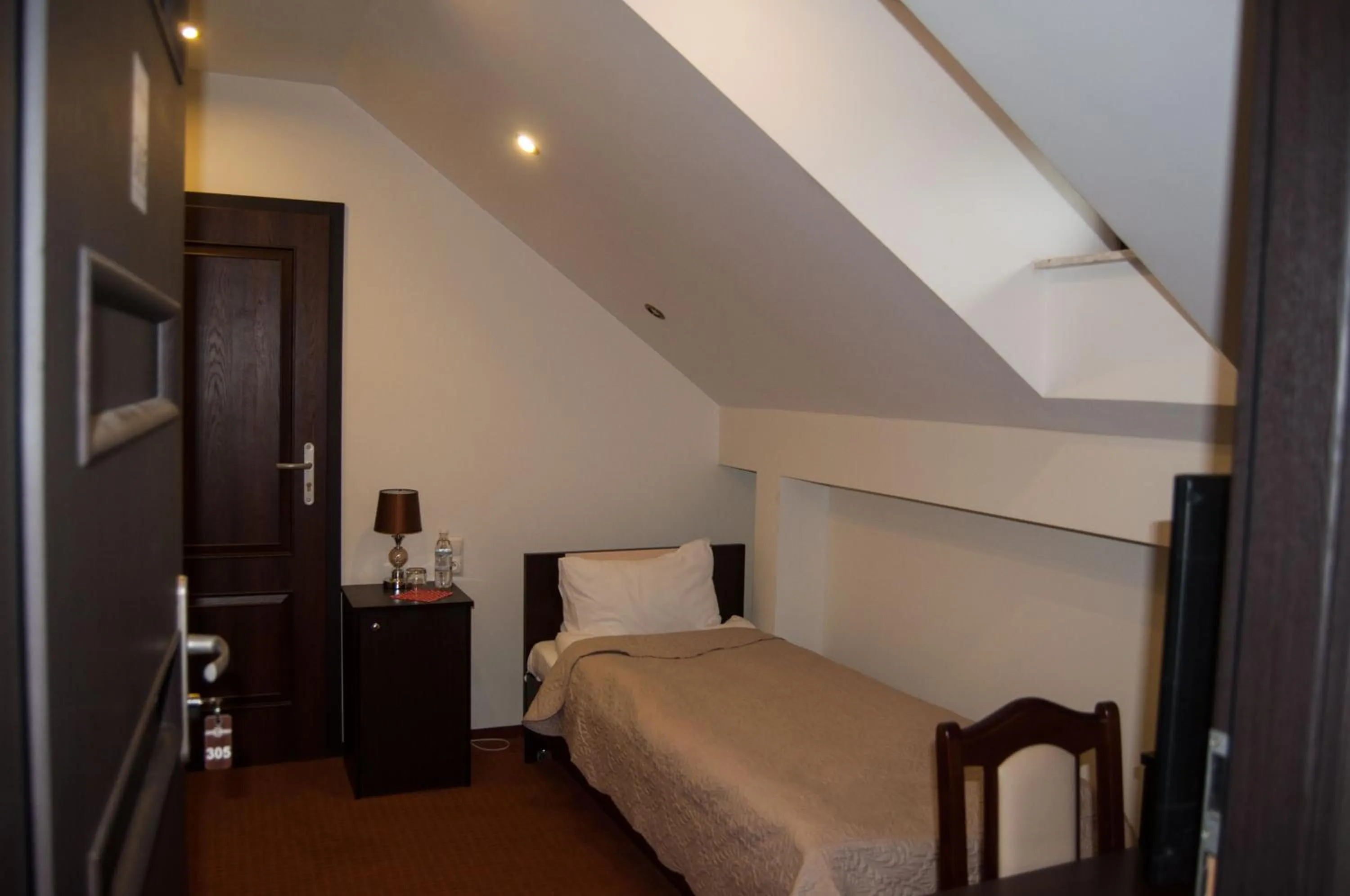 Photo of the whole room, Bed in Prymus