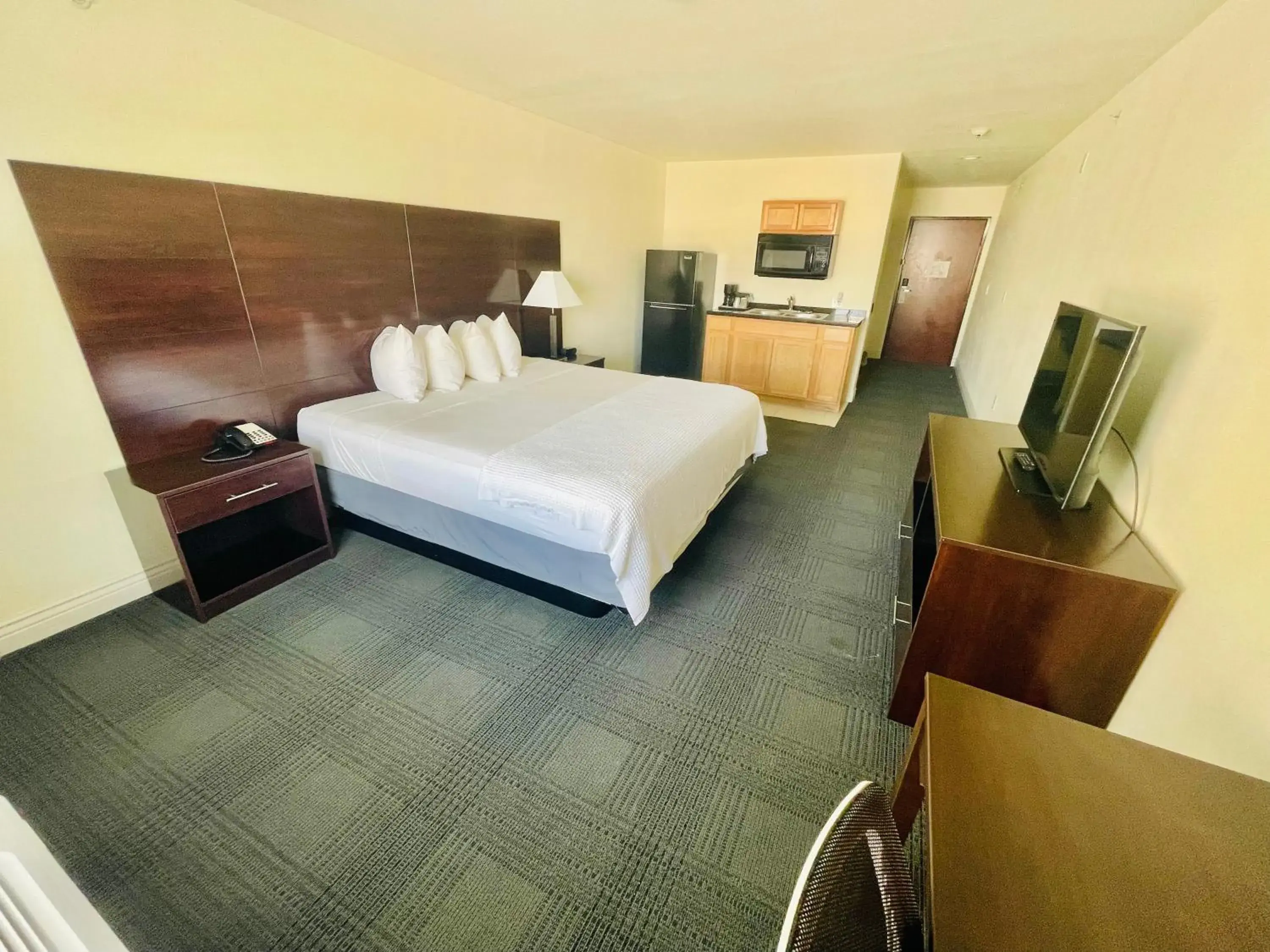 Property building, Bed in FairBridge Inn & Suites Cuero Property building, Bed in FairBridge Inn & Suites Cuero