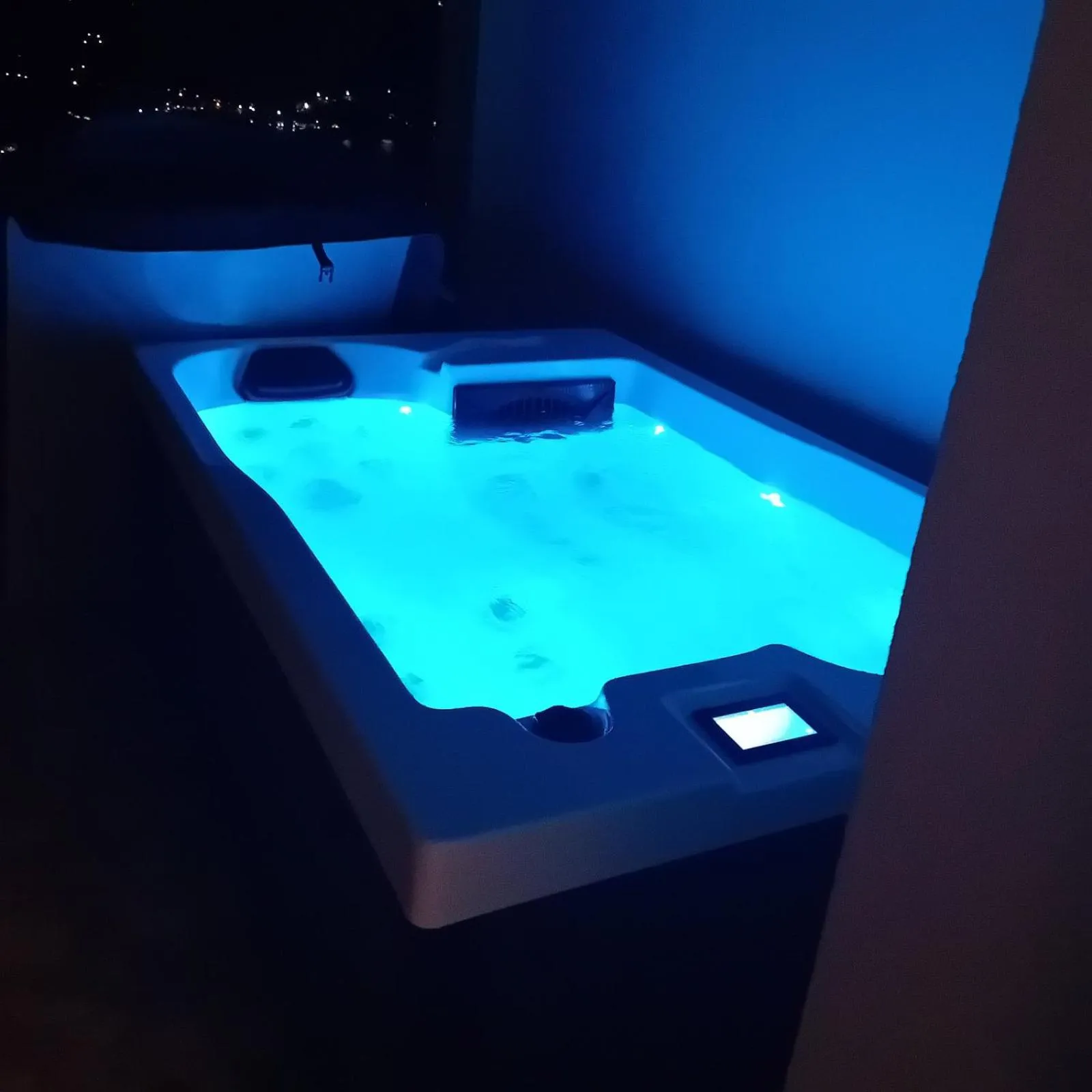 Hot Tub in Zeus Throne Suites