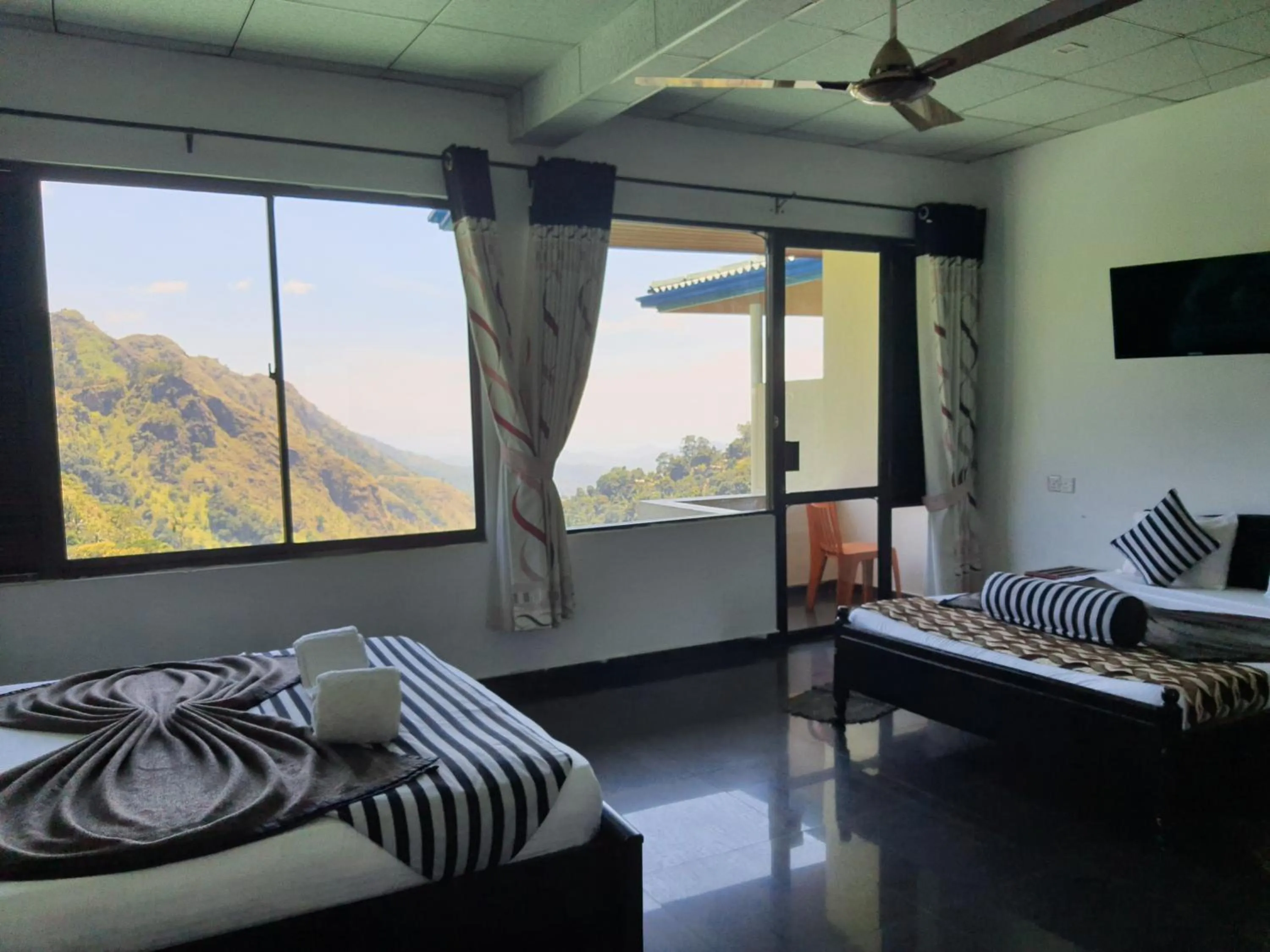 Photo of the whole room, Bed in Hotel Ella`s Edge