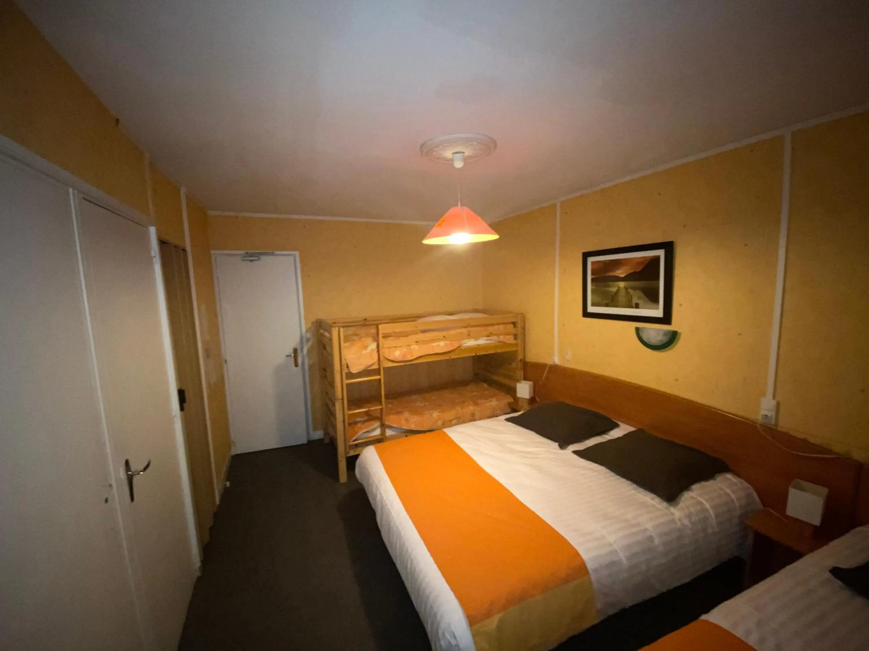 Photo of the whole room, Bed in Hôtel Thermidor