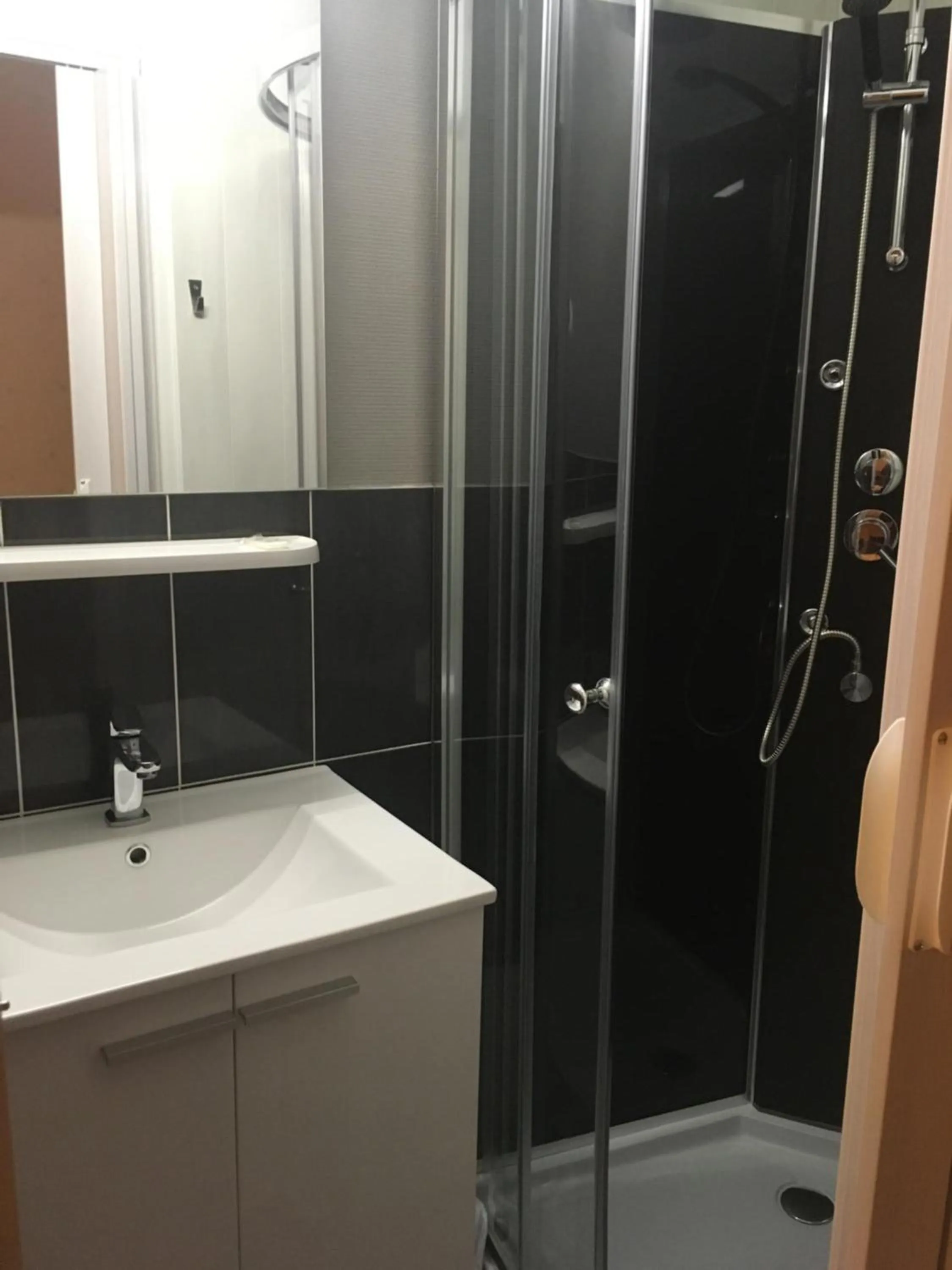 Shower in Hôtel Thermidor