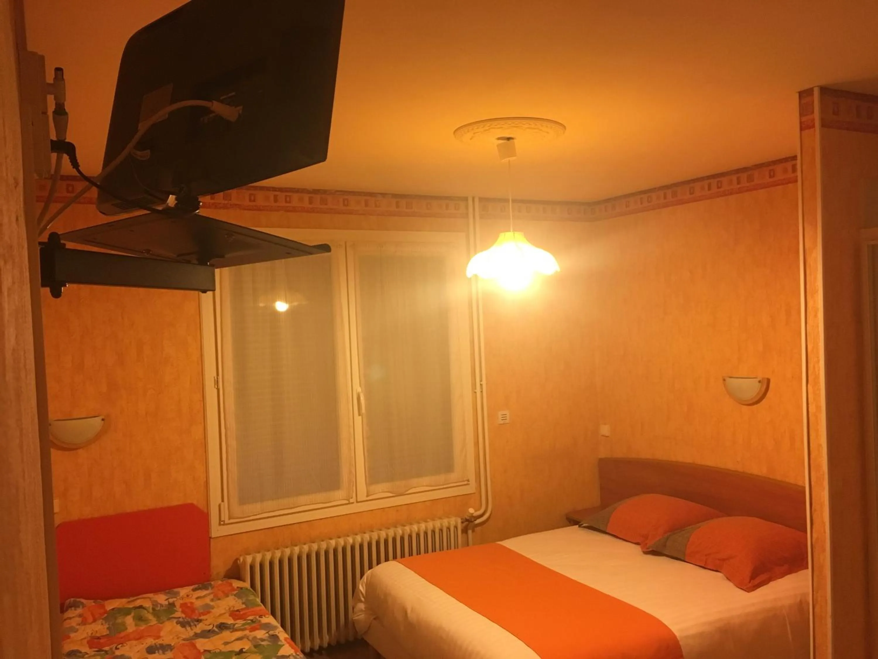 Photo of the whole room, Bed in Hôtel Thermidor
