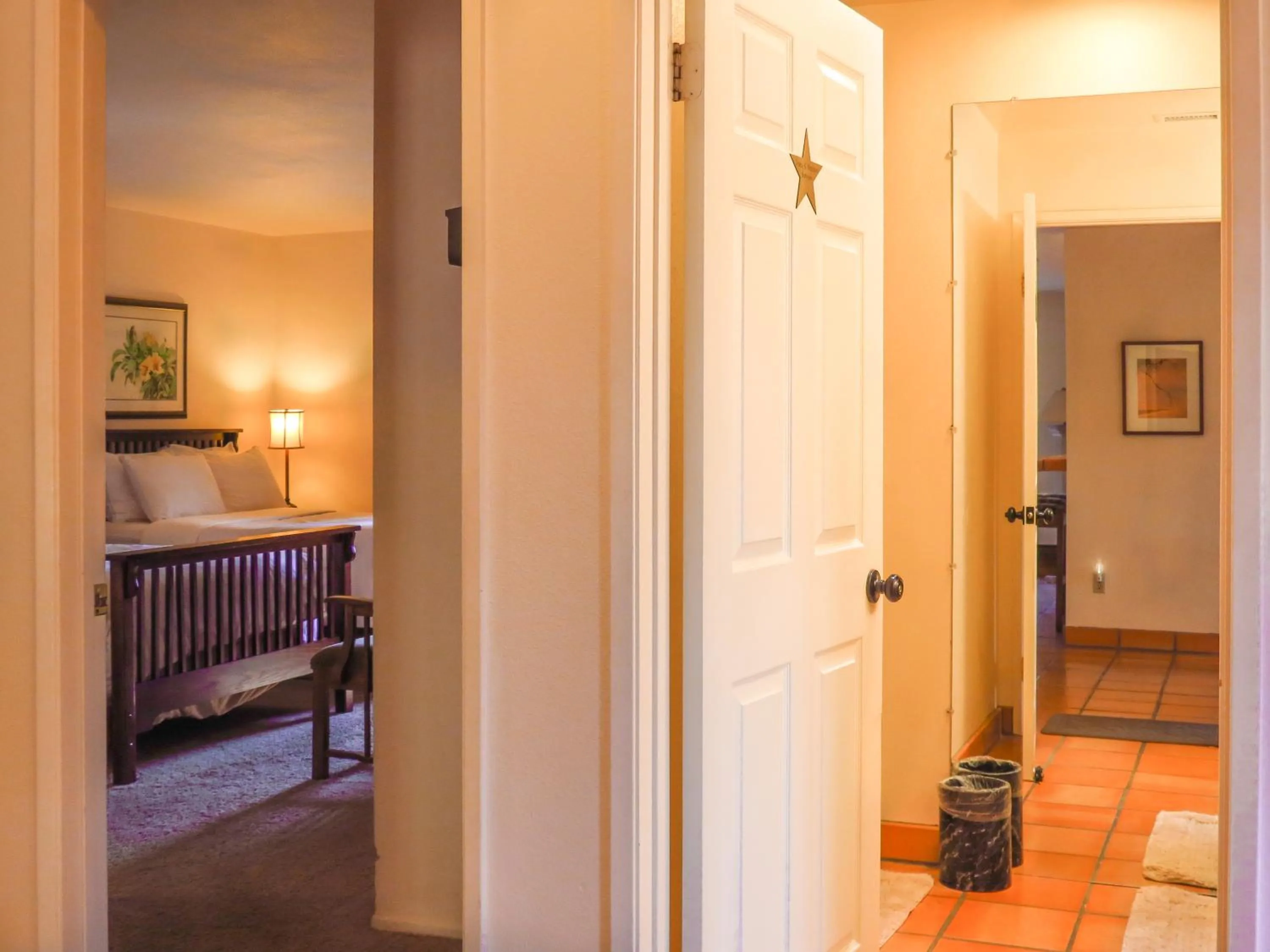 Bathroom, Bed in Topanga Canyon Inn Bed and Breakfast