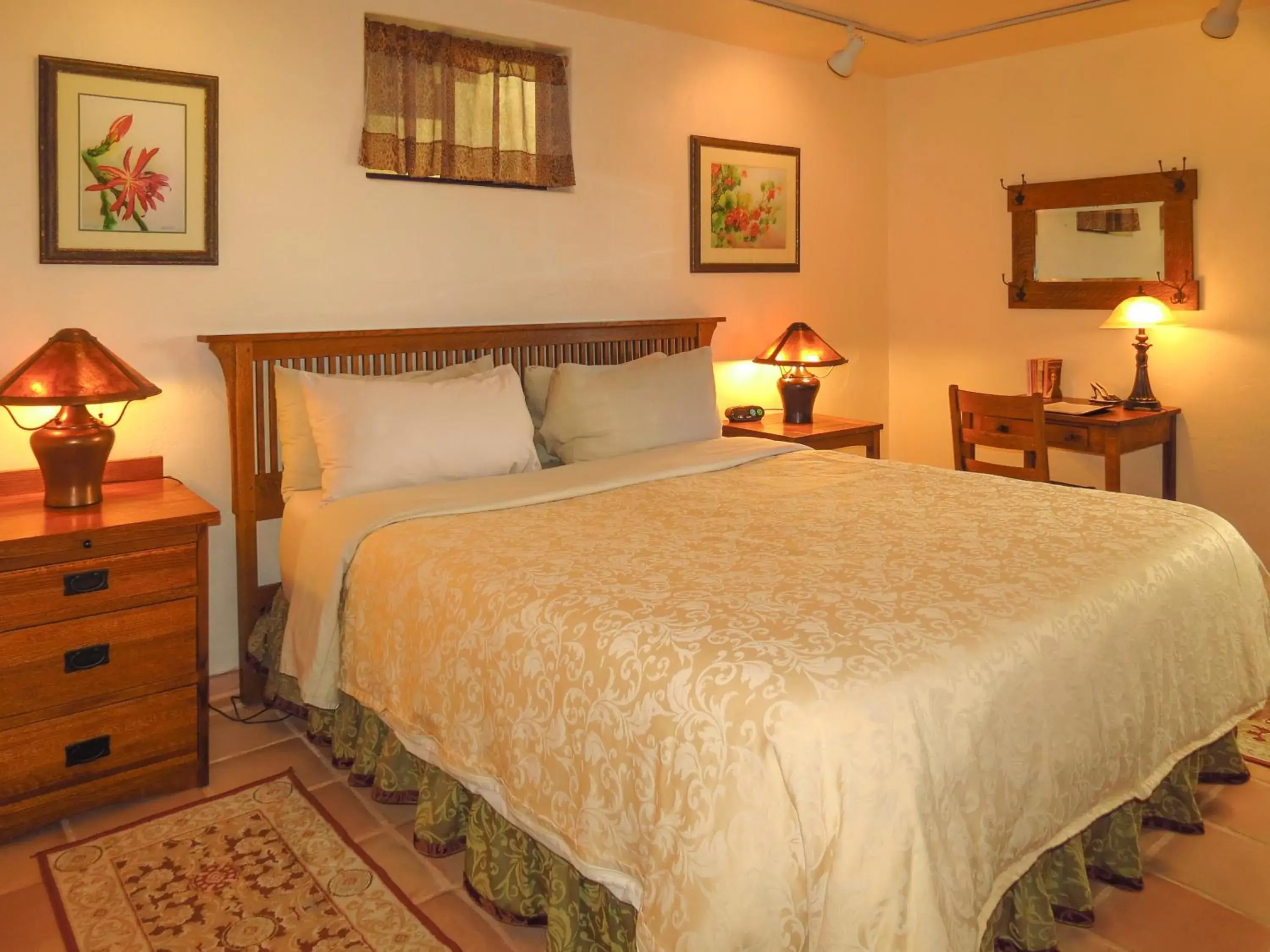 Deluxe King Room in Topanga Canyon Inn Bed and Breakfast Deluxe King Room in Topanga Canyon Inn Bed and Breakfast