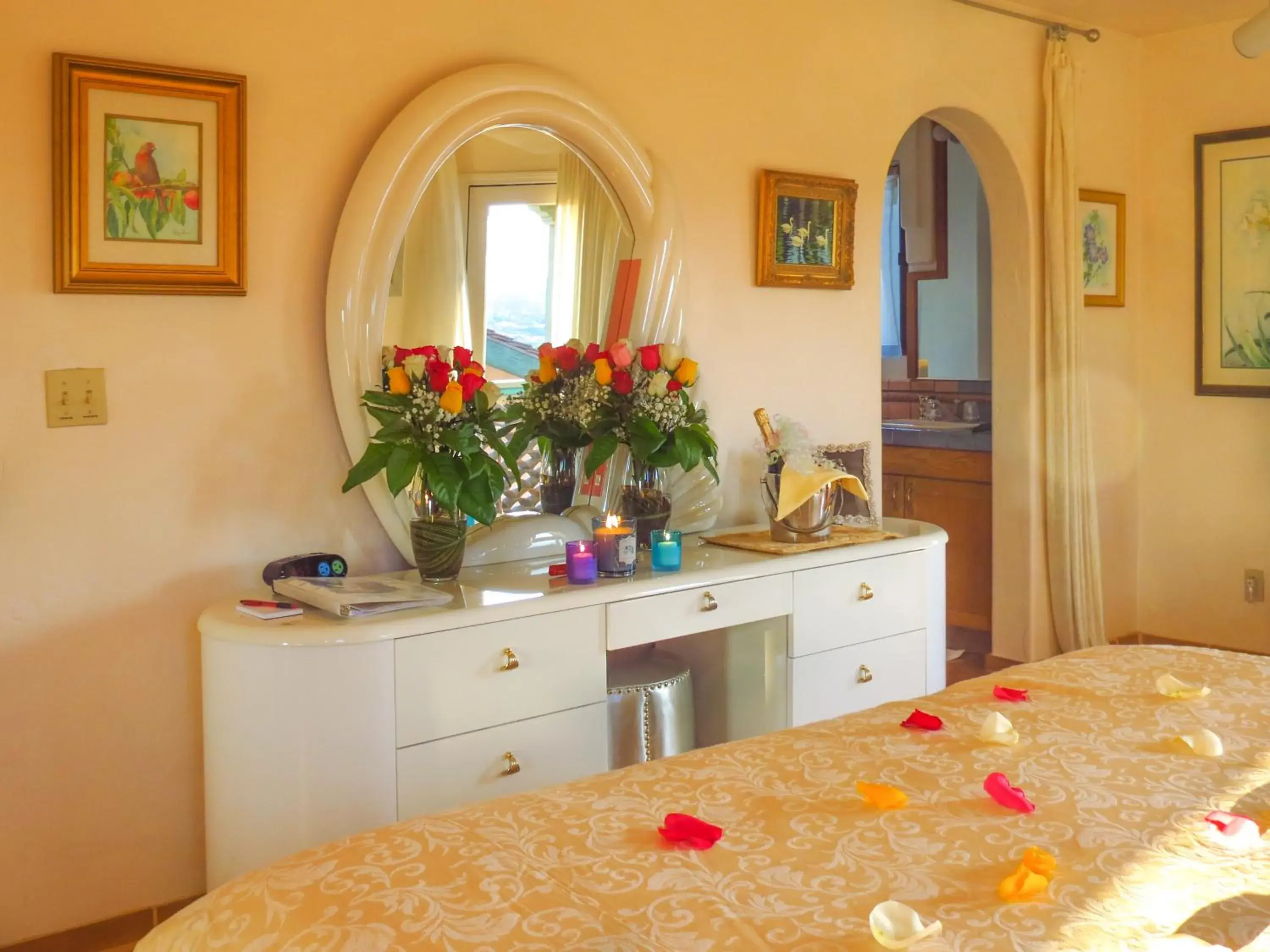 Bedroom, Bed in Topanga Canyon Inn Bed and Breakfast Bedroom, Bed in Topanga Canyon Inn Bed and Breakfast