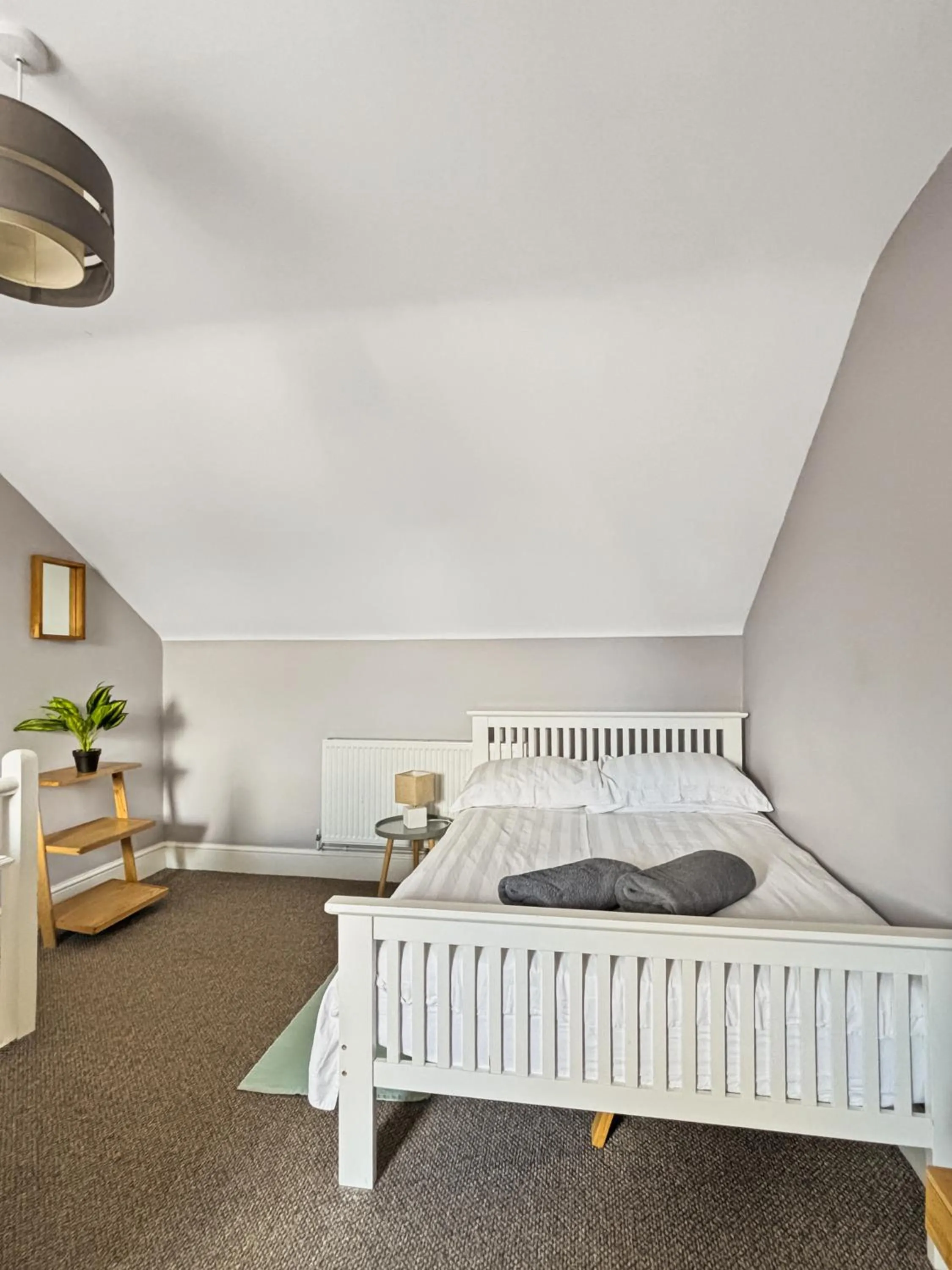 Amaya Five - Newly renovated - Very spacious - Sleeps 6 - Walking distance to town centre - Grantham - Free Gym Access