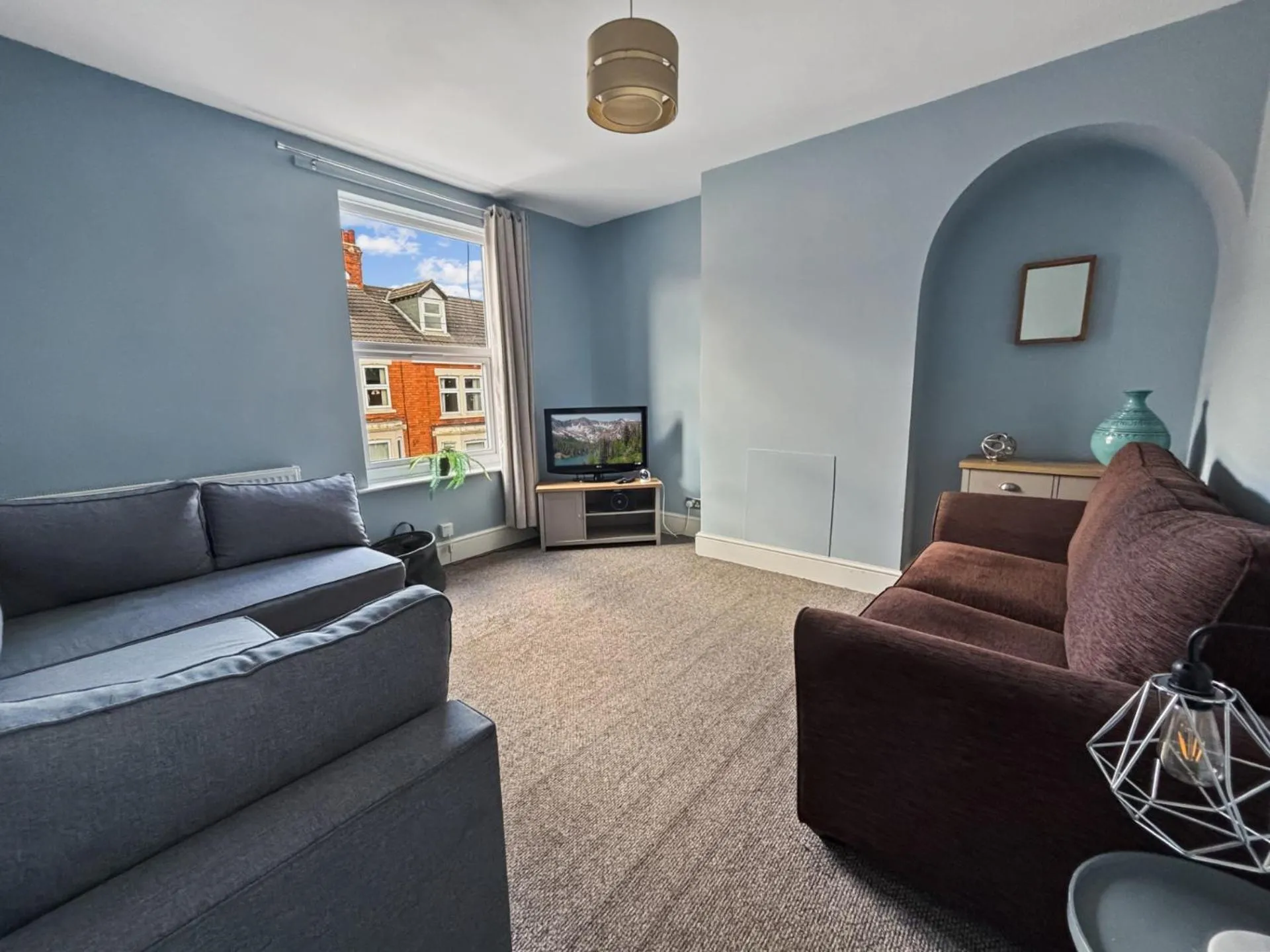 Amaya Five - Newly renovated - Very spacious - Sleeps 6 - Walking distance to town centre - Grantham - Free Gym Access
