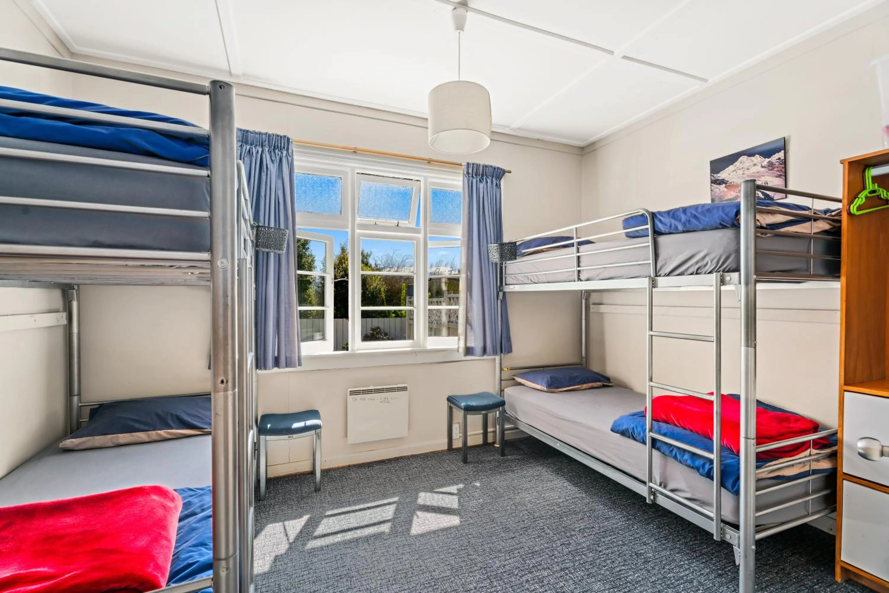 Photo of the whole room, Bed in Mountain View Backpackers
