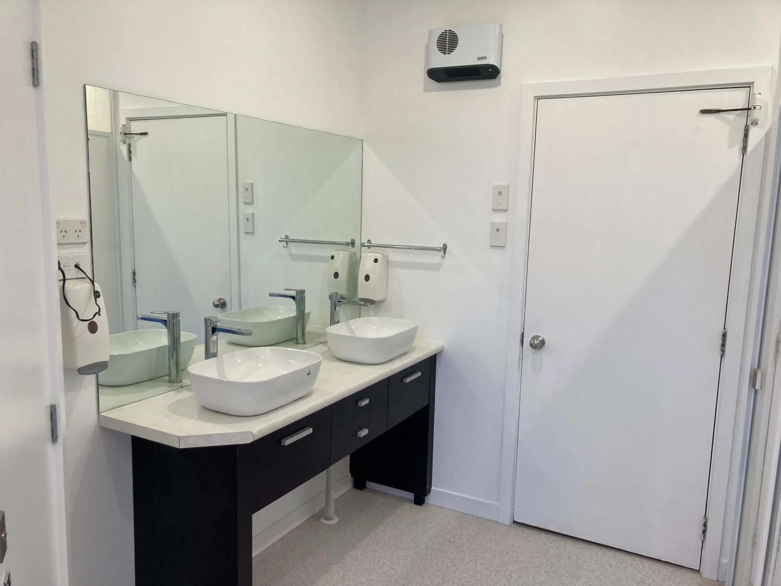 Bathroom in Mountain View Backpackers