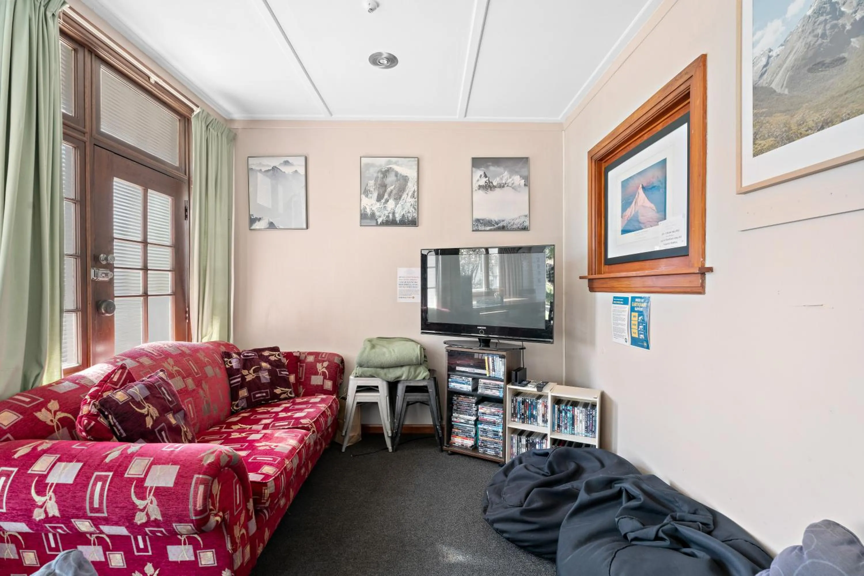 Communal lounge/ TV room in Mountain View Backpackers