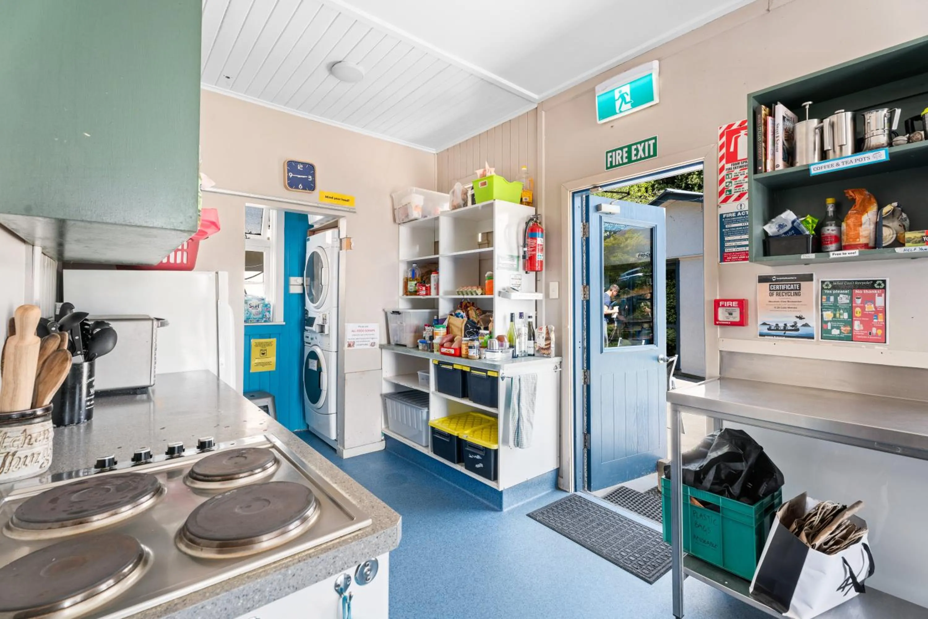 Communal kitchen in Mountain View Backpackers