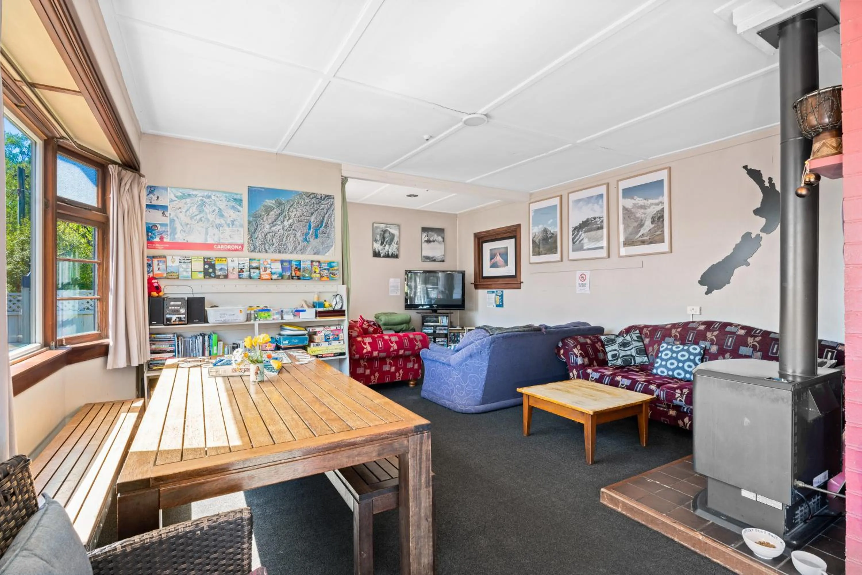 Communal lounge/ TV room in Mountain View Backpackers