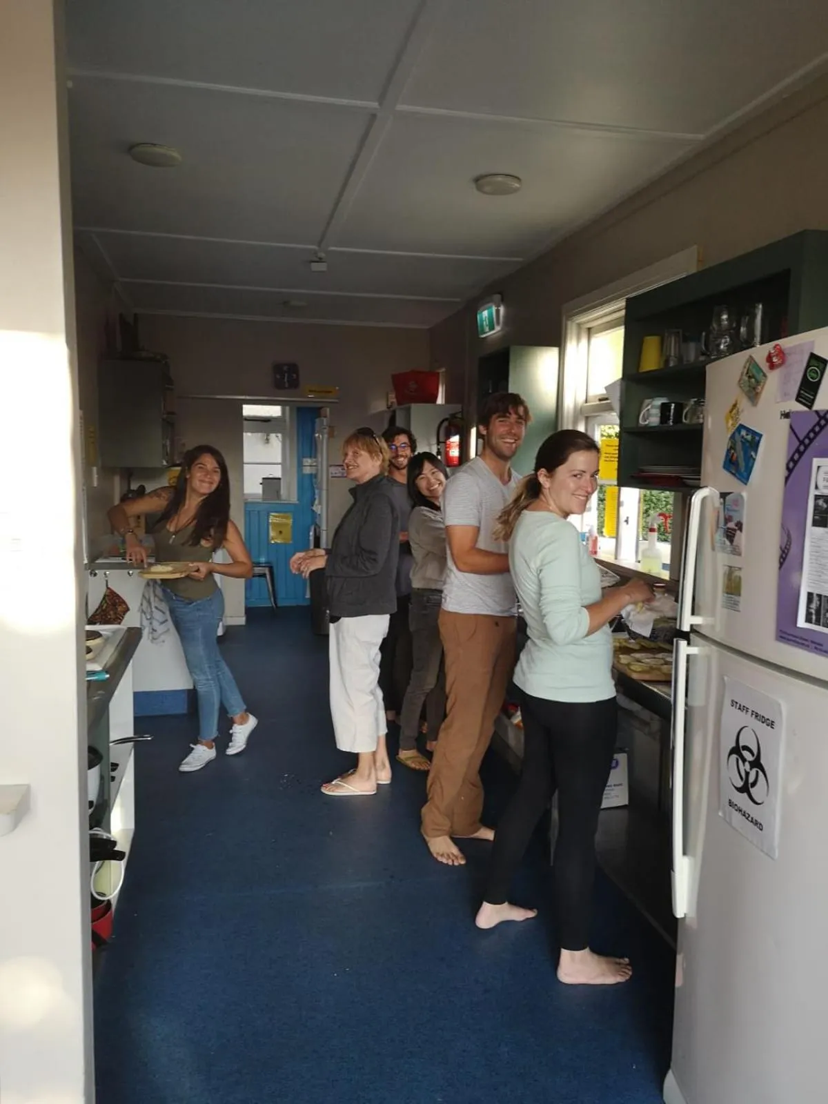 Communal kitchen in Mountain View Backpackers
