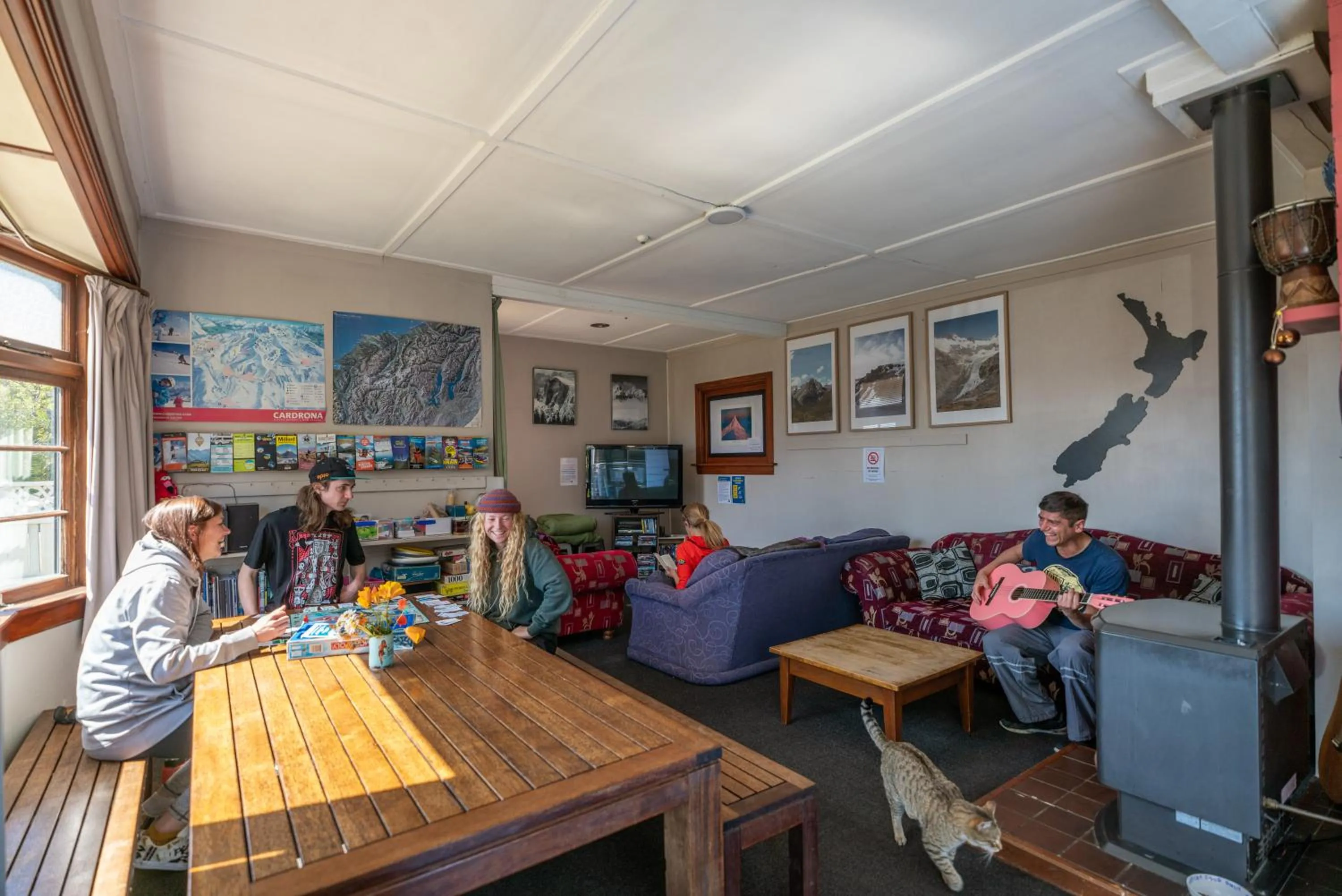 Communal lounge/ TV room in Mountain View Backpackers