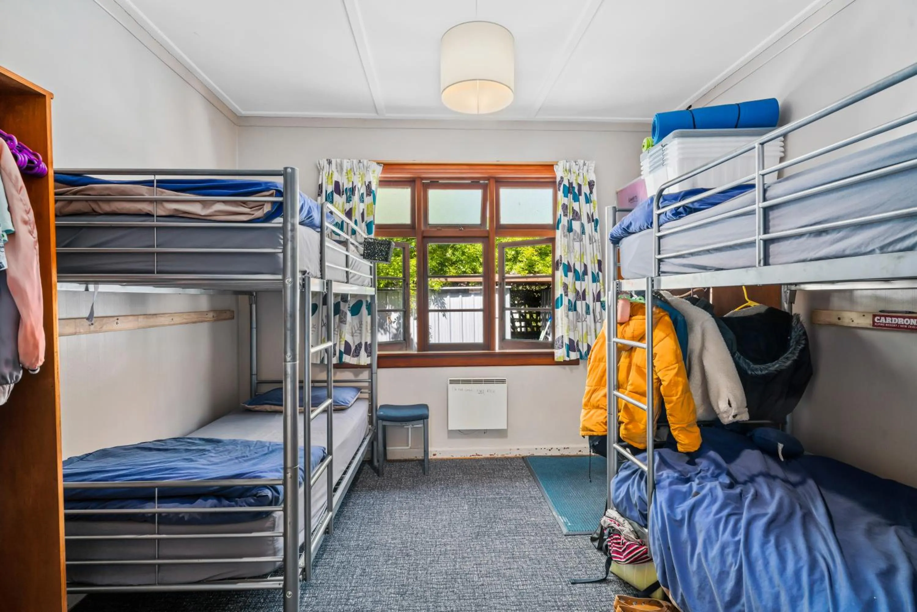 Photo of the whole room, Bed in Mountain View Backpackers