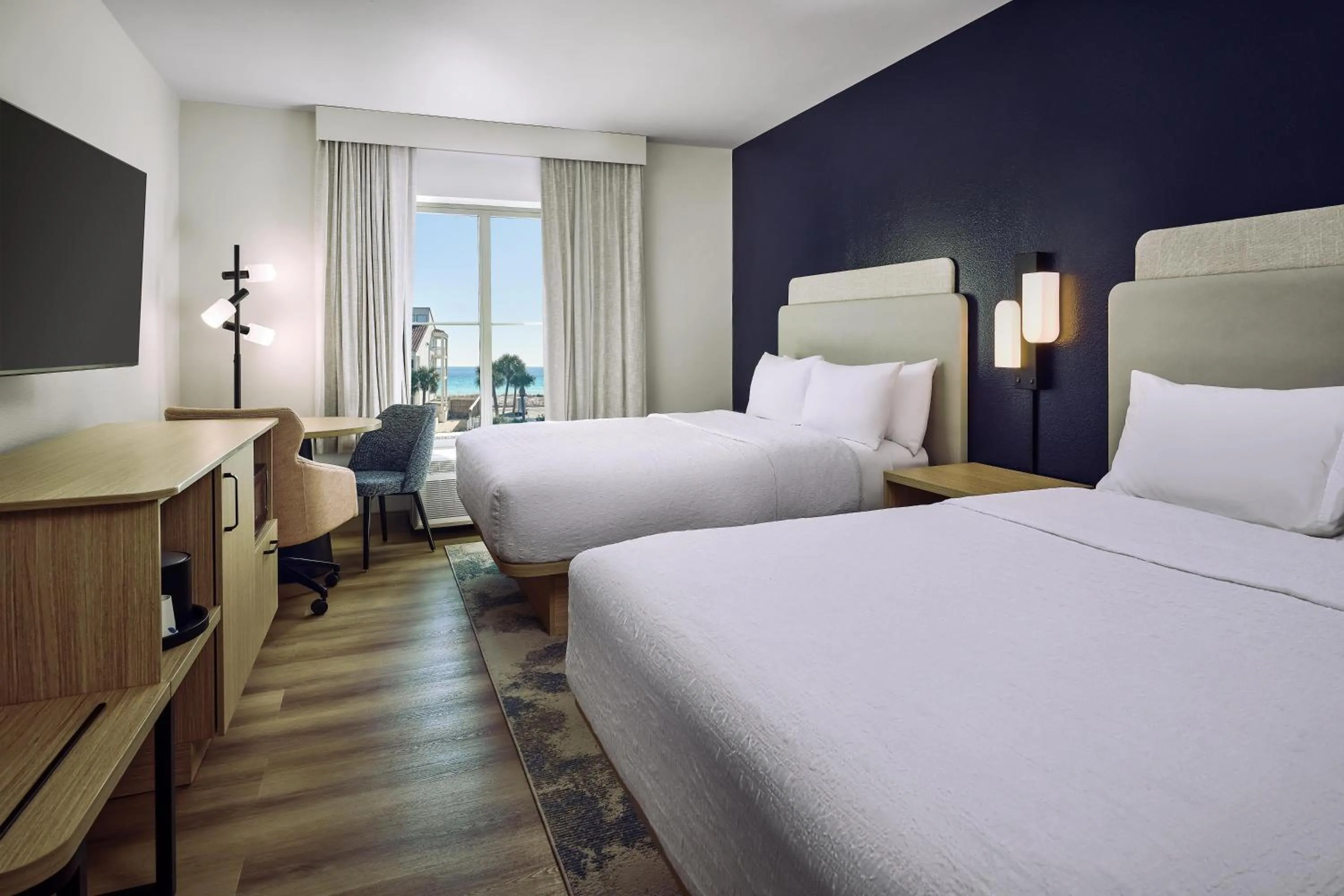 Bed in Hampton Inn & Suites Destin