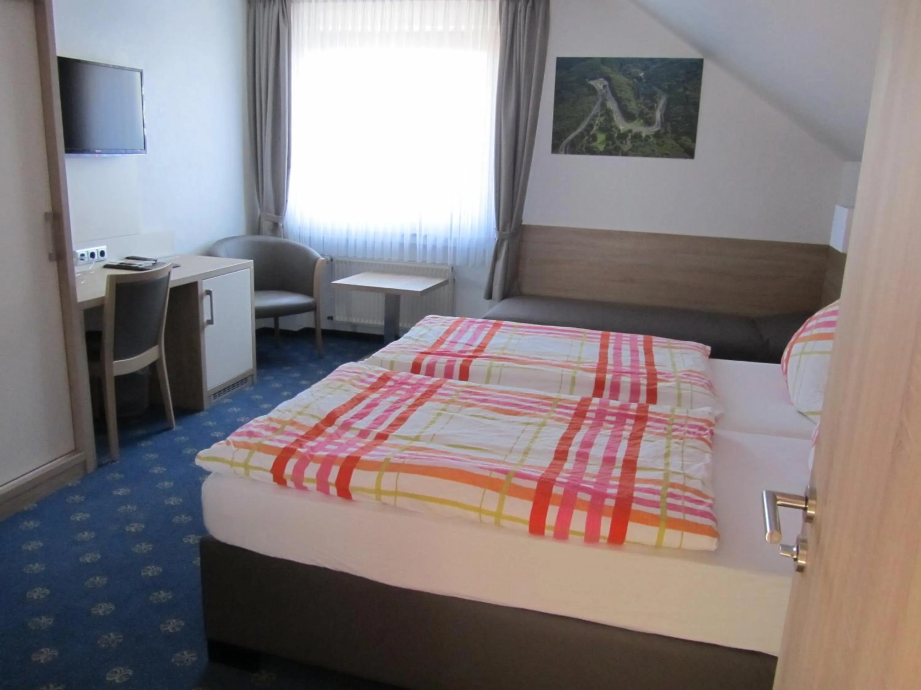 Photo of the whole room, Bed in Hotel zur Burg Nürburg