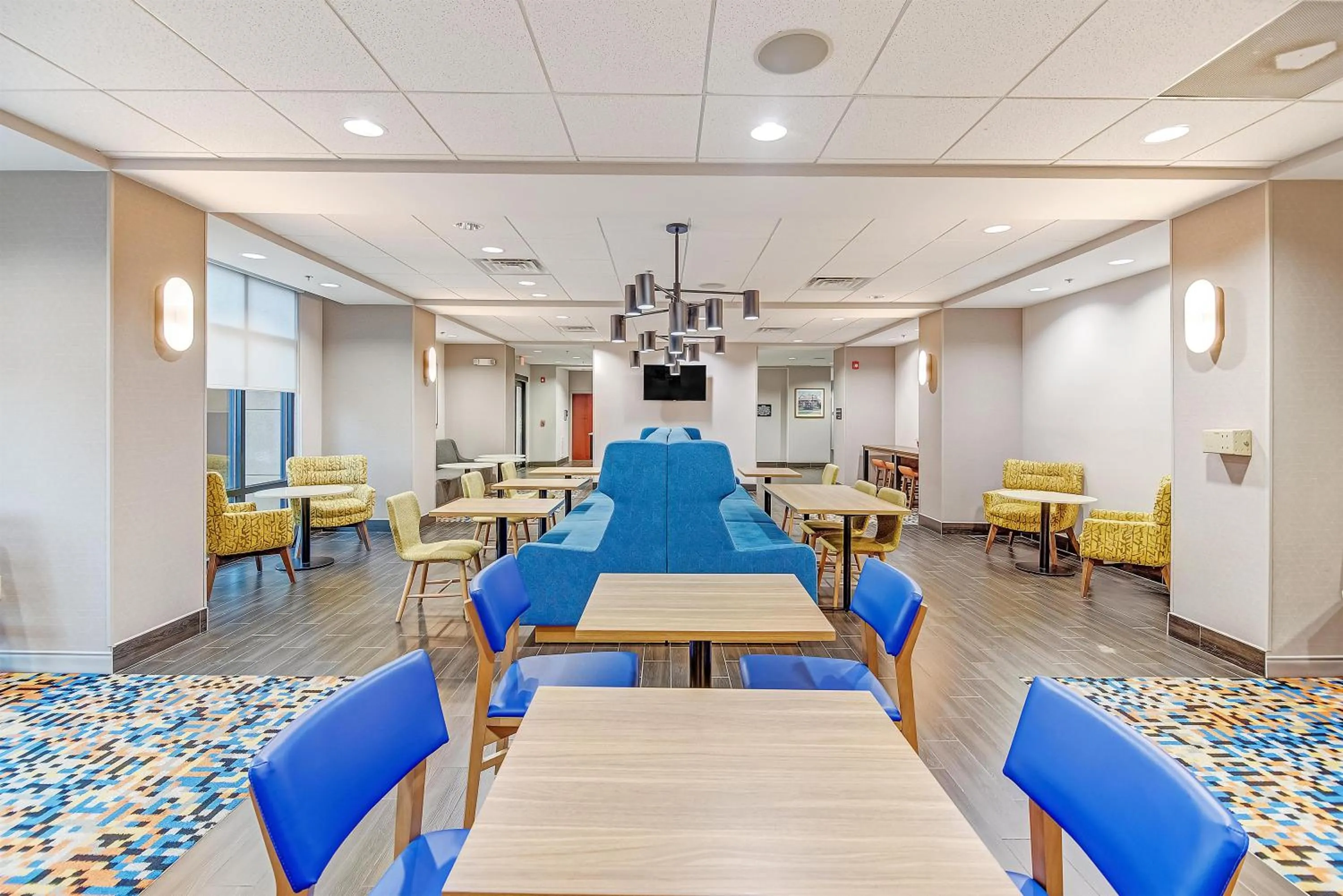 Dining area in Hampton Inn Foley
