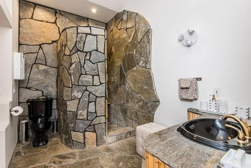 Shower in Starlight Boutique Hotel Pioneertown