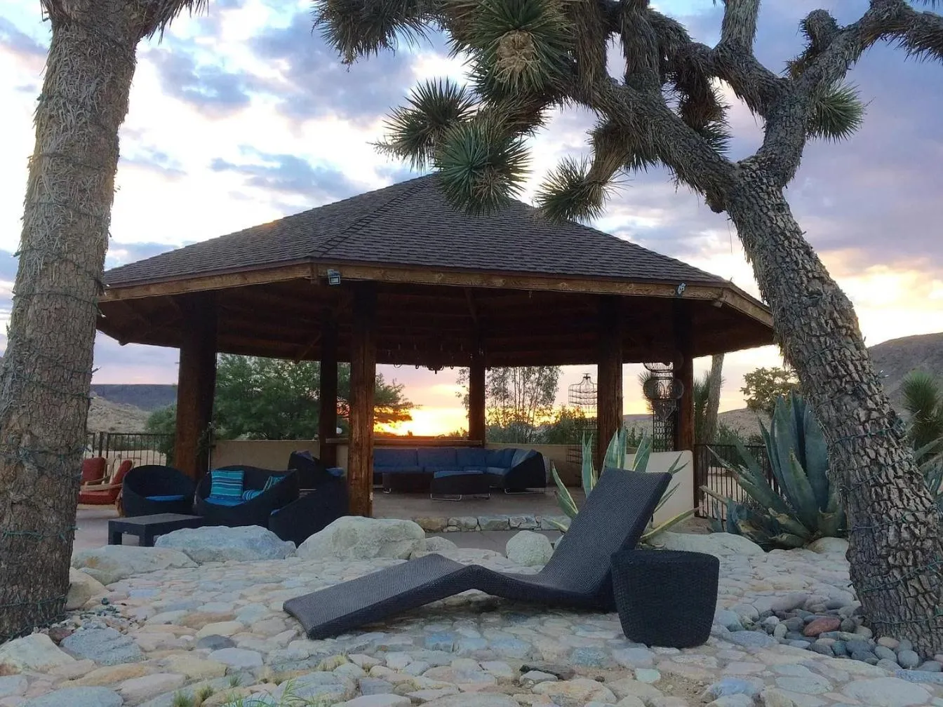 sunbed in Starlight Boutique Hotel Pioneertown