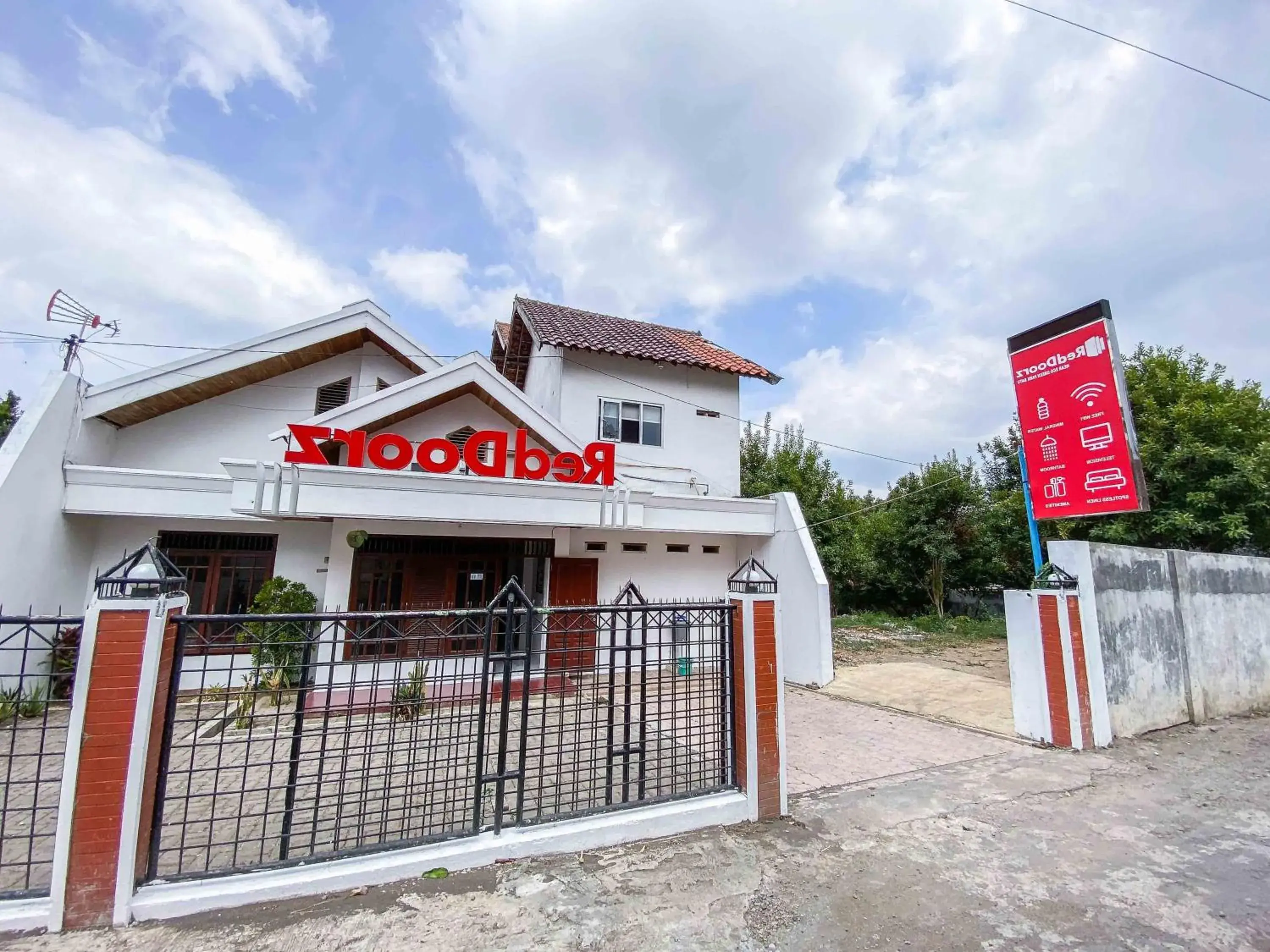 Facade/entrance in RedDoorz near Eco Green Park Batu Facade/entrance in RedDoorz near Eco Green Park Batu