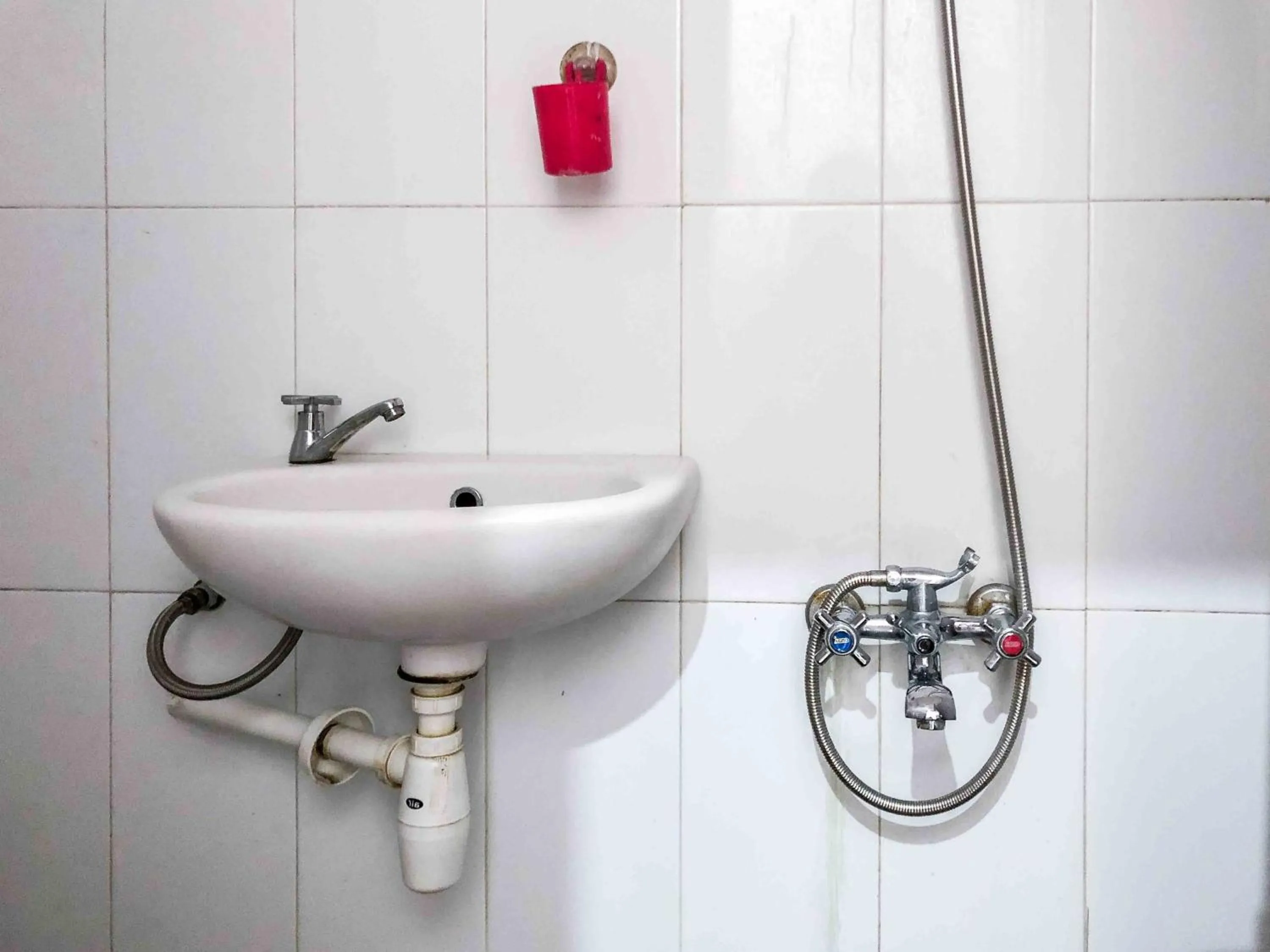 Bathroom in RedDoorz near Eco Green Park Batu