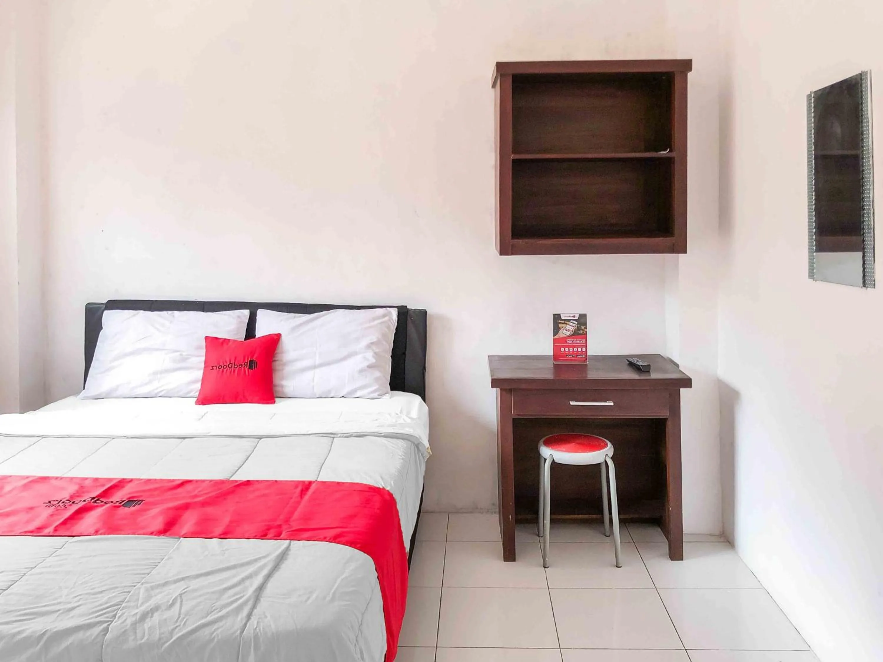 Bed in RedDoorz near Eco Green Park Batu