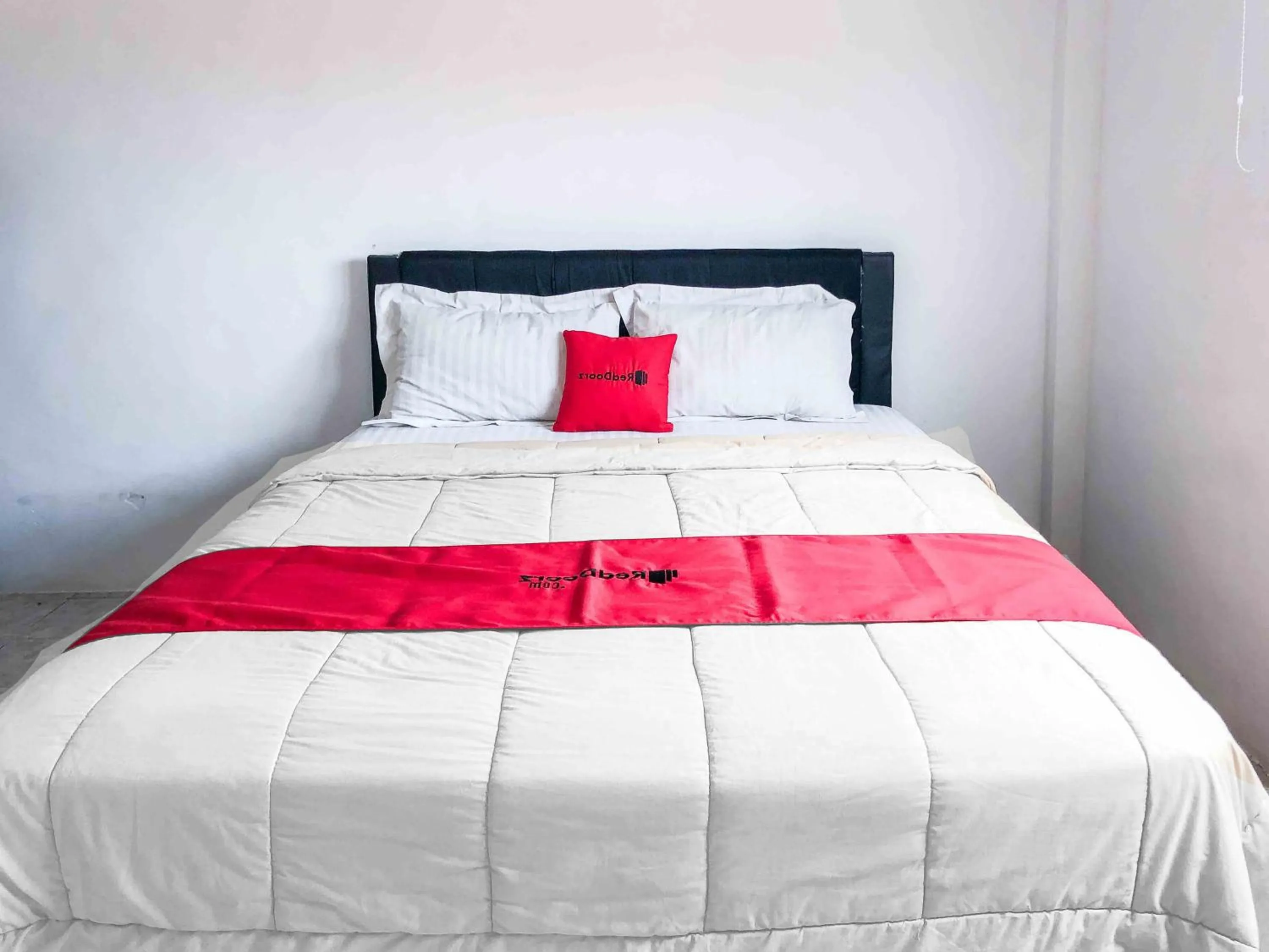 Bed in RedDoorz near Eco Green Park Batu