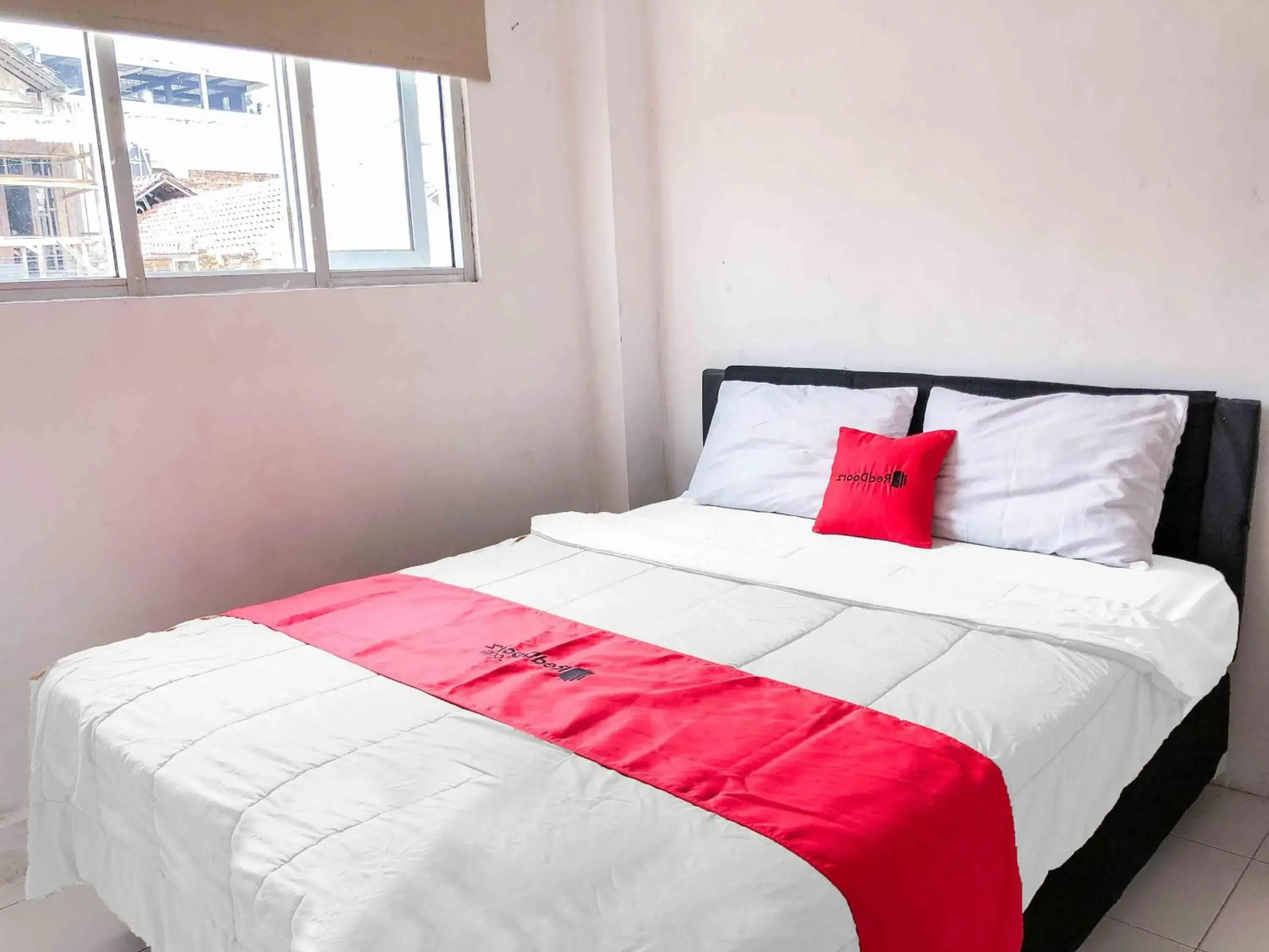 Bed in RedDoorz near Eco Green Park Batu Bed in RedDoorz near Eco Green Park Batu