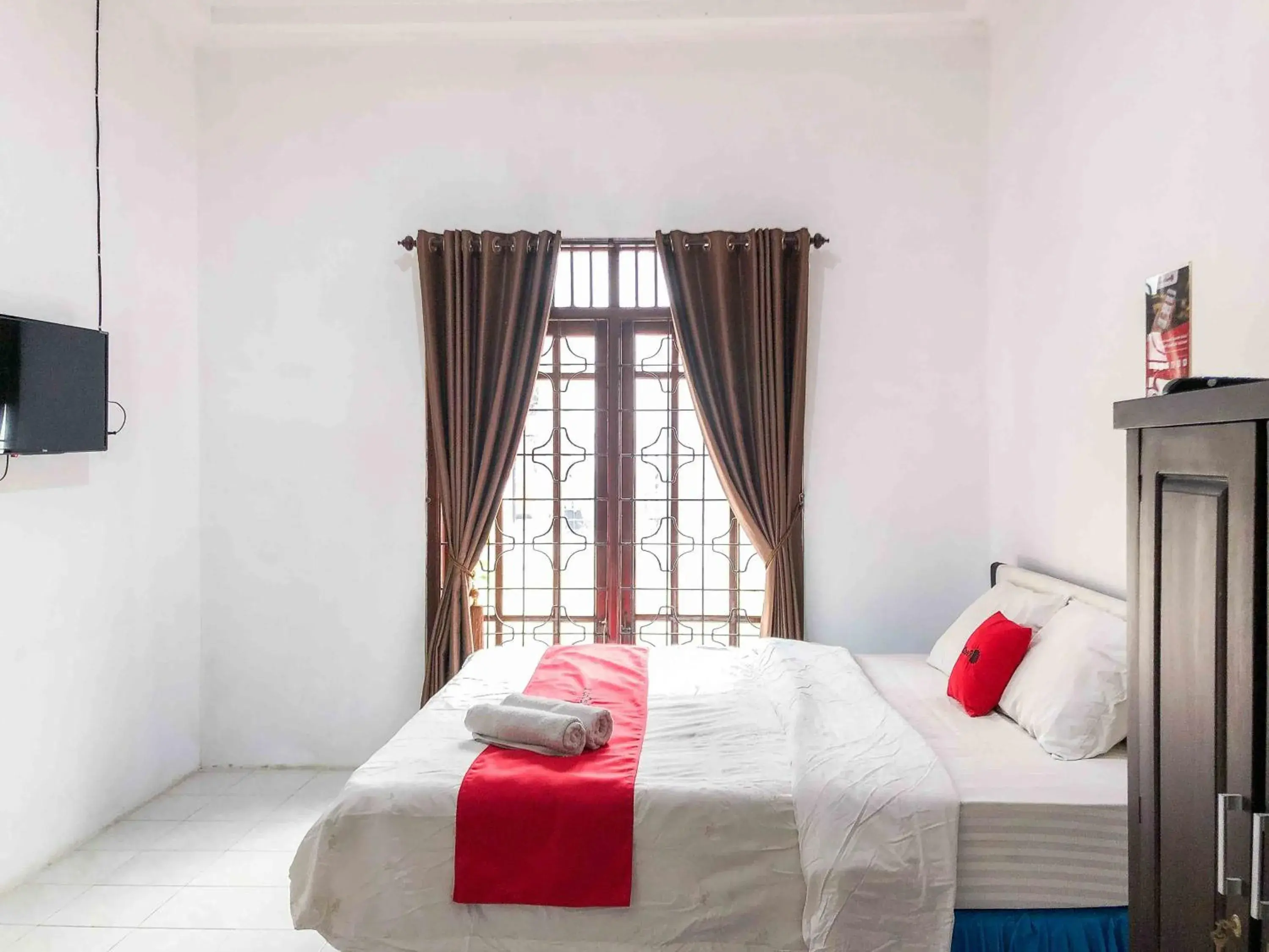 Bed in RedDoorz near Eco Green Park Batu Bed in RedDoorz near Eco Green Park Batu