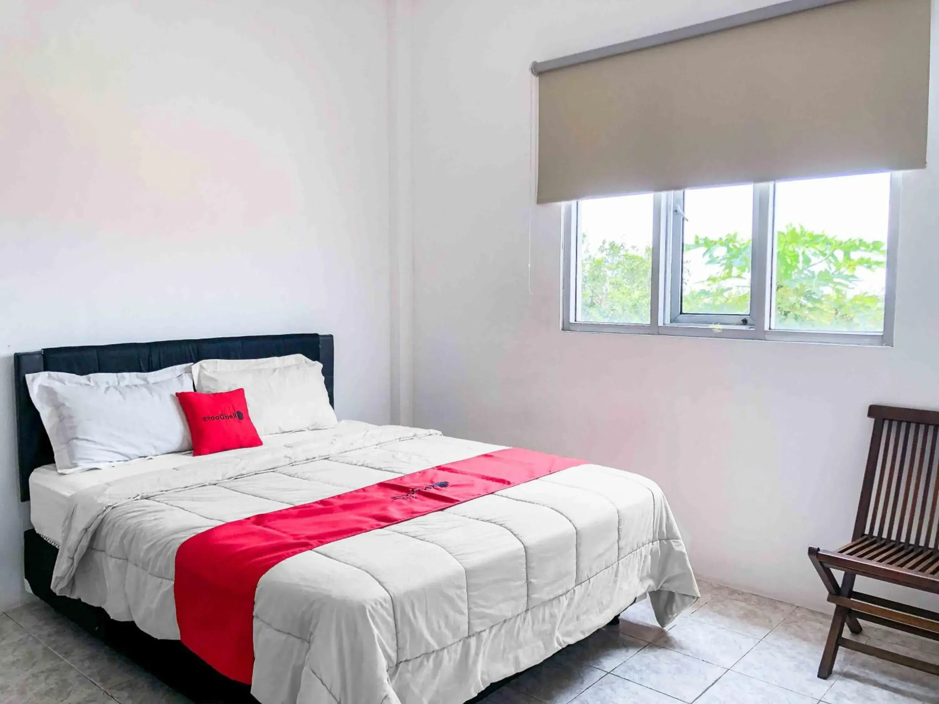 Bed in RedDoorz near Eco Green Park Batu Bed in RedDoorz near Eco Green Park Batu