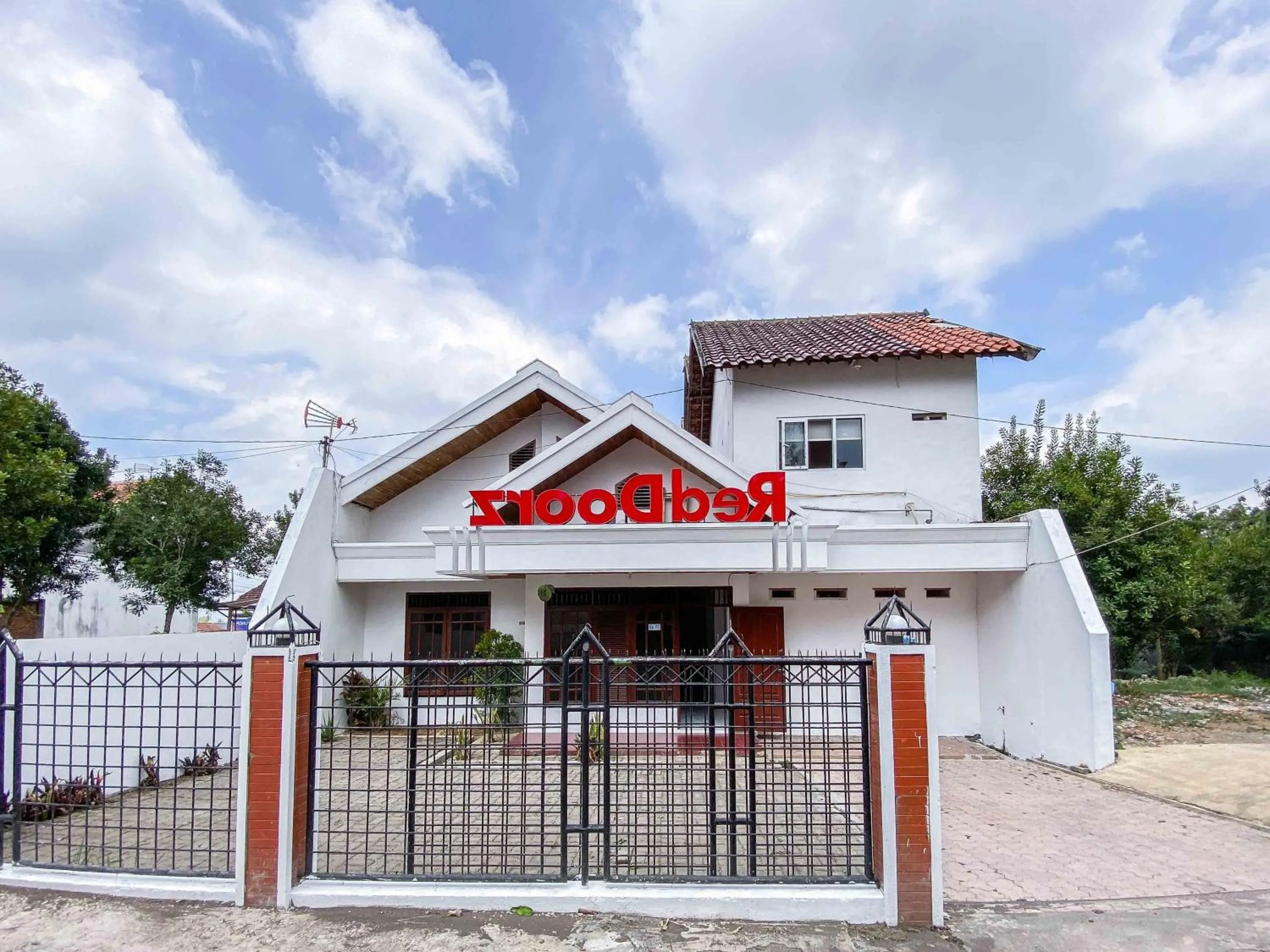 RedDoorz near Eco Green Park Batu