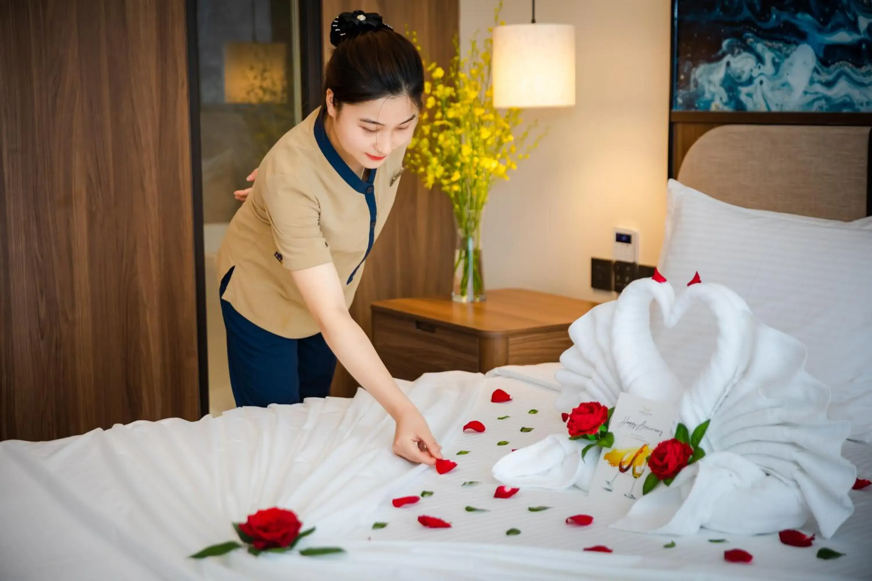 room service, Bed in Muong Thanh Luxury Ha Long Centre Hotel room service, Bed in Muong Thanh Luxury Ha Long Centre Hotel